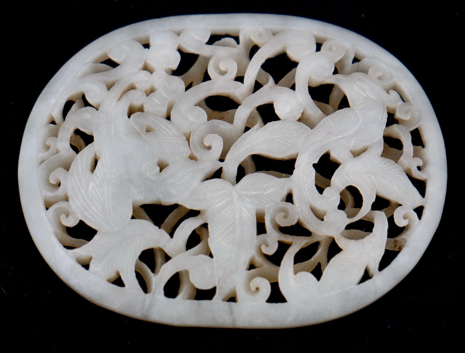 Placa china de jade blanco calado de finales de la dinastía Qing que representa aves y flores. Un trabajo muy fino y detallado. Pequeña pérdida en la parte posterior de la placa.