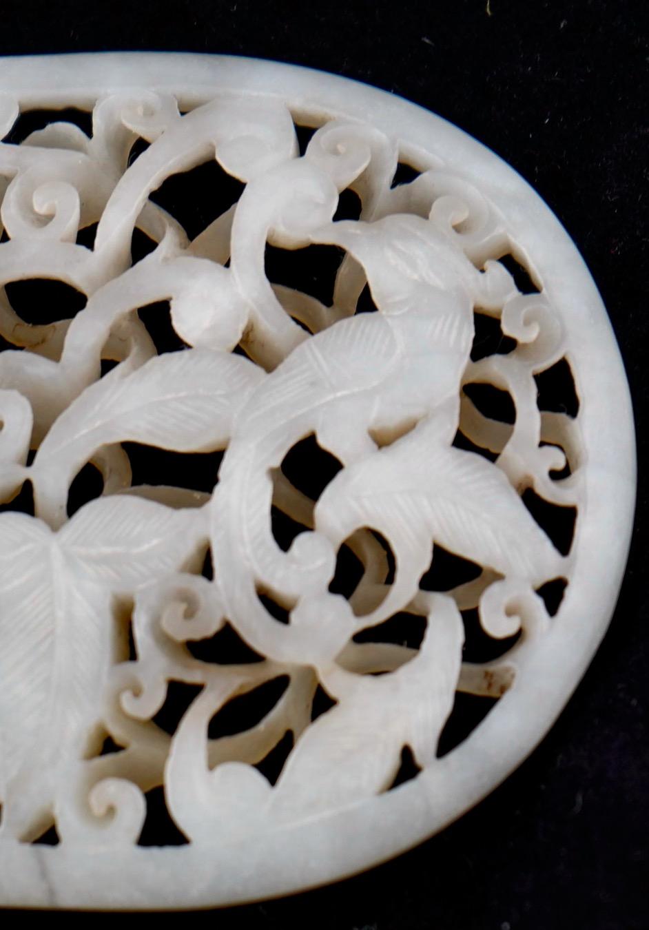 Chinesische offene Plakette aus weißer Jade aus der späten Qing-Dynastie (Geschnitzt) im Angebot