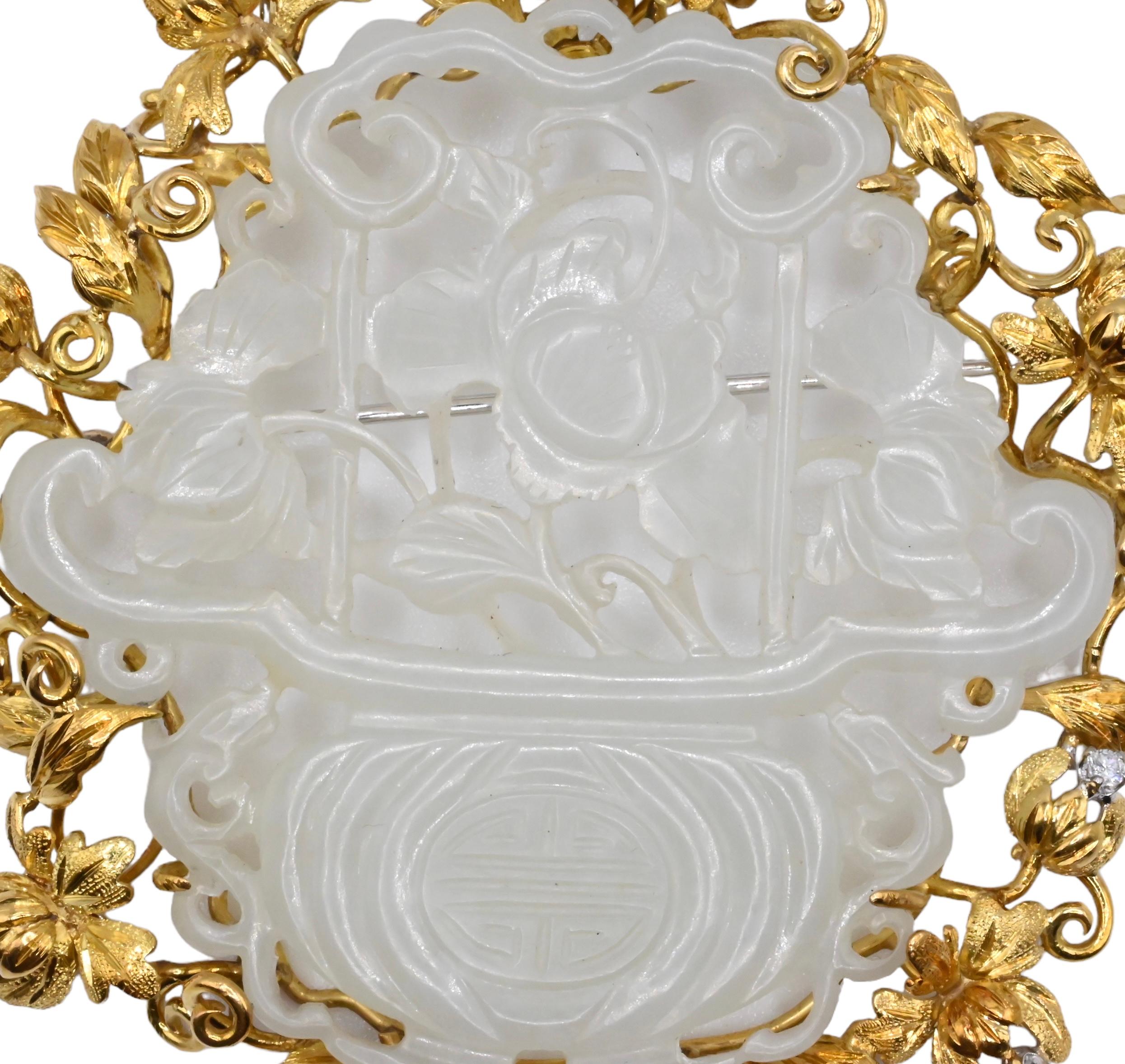 Taille ronde  Pendentif chinois en jade blanc avec or jaune 18 carats et diamants