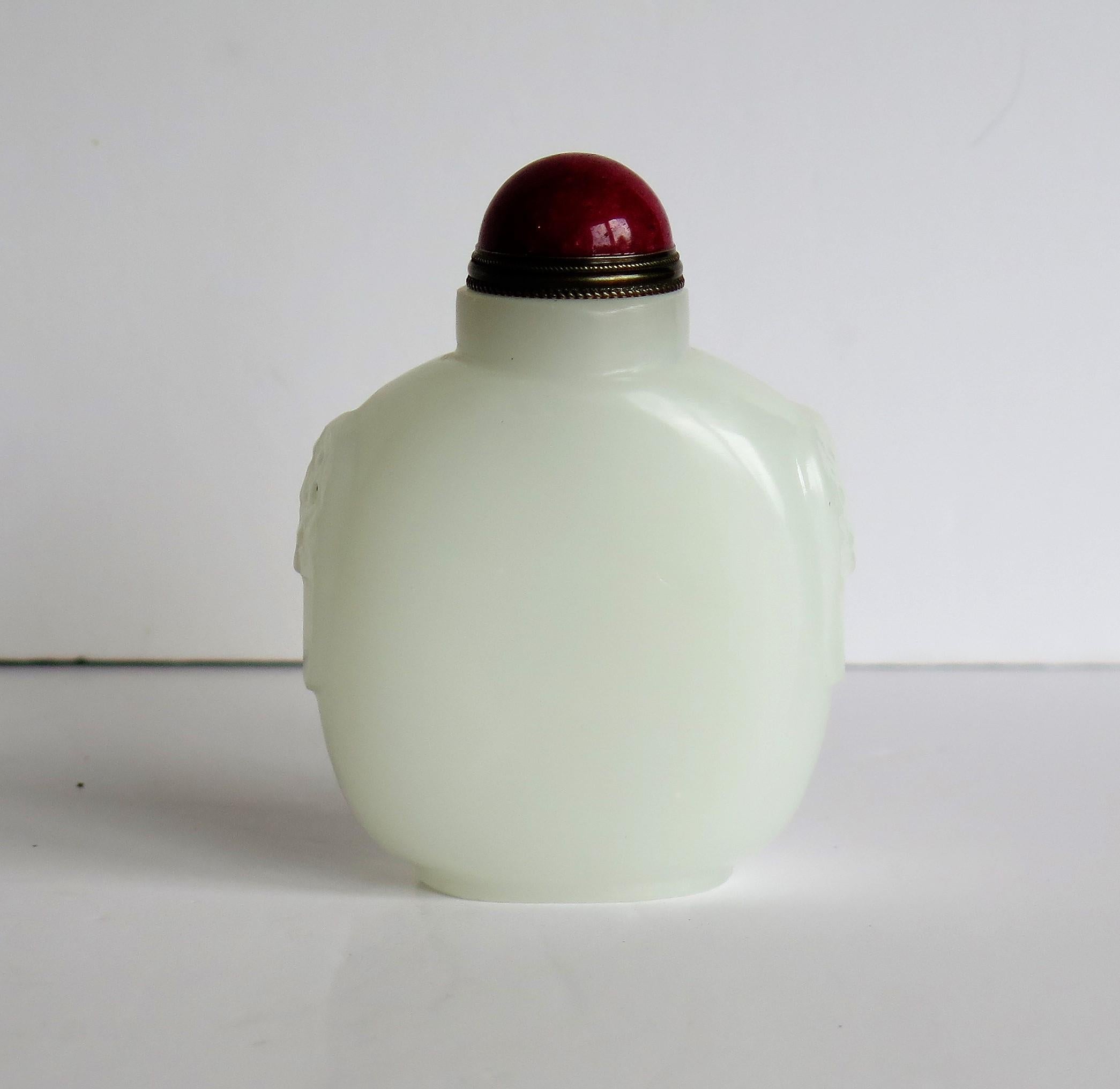 Ancient Chinese natural Hetian jade snuff bottle hand-carved exquisite shape can be collected