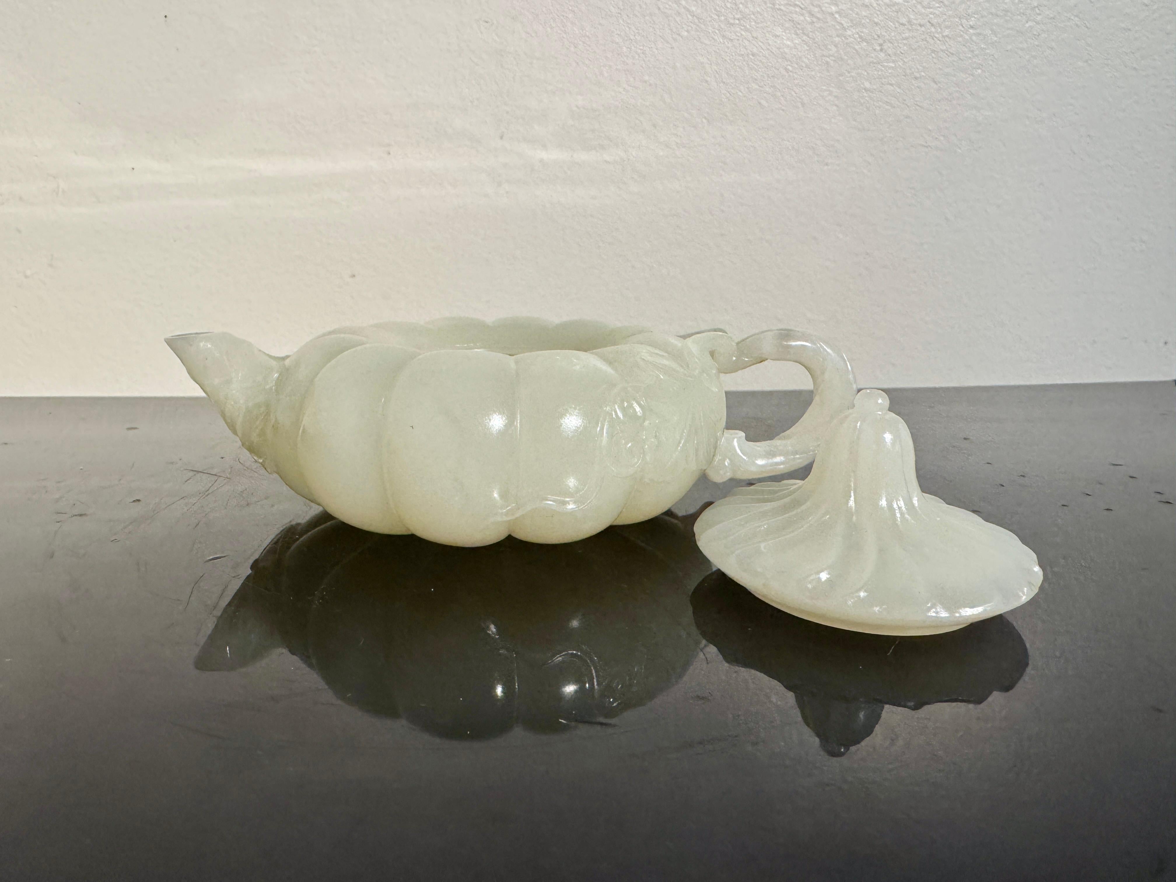 Théière chinoise en forme de melon en jade blanc néphrite, fin de la dynastie Qing, Chine en vente 4