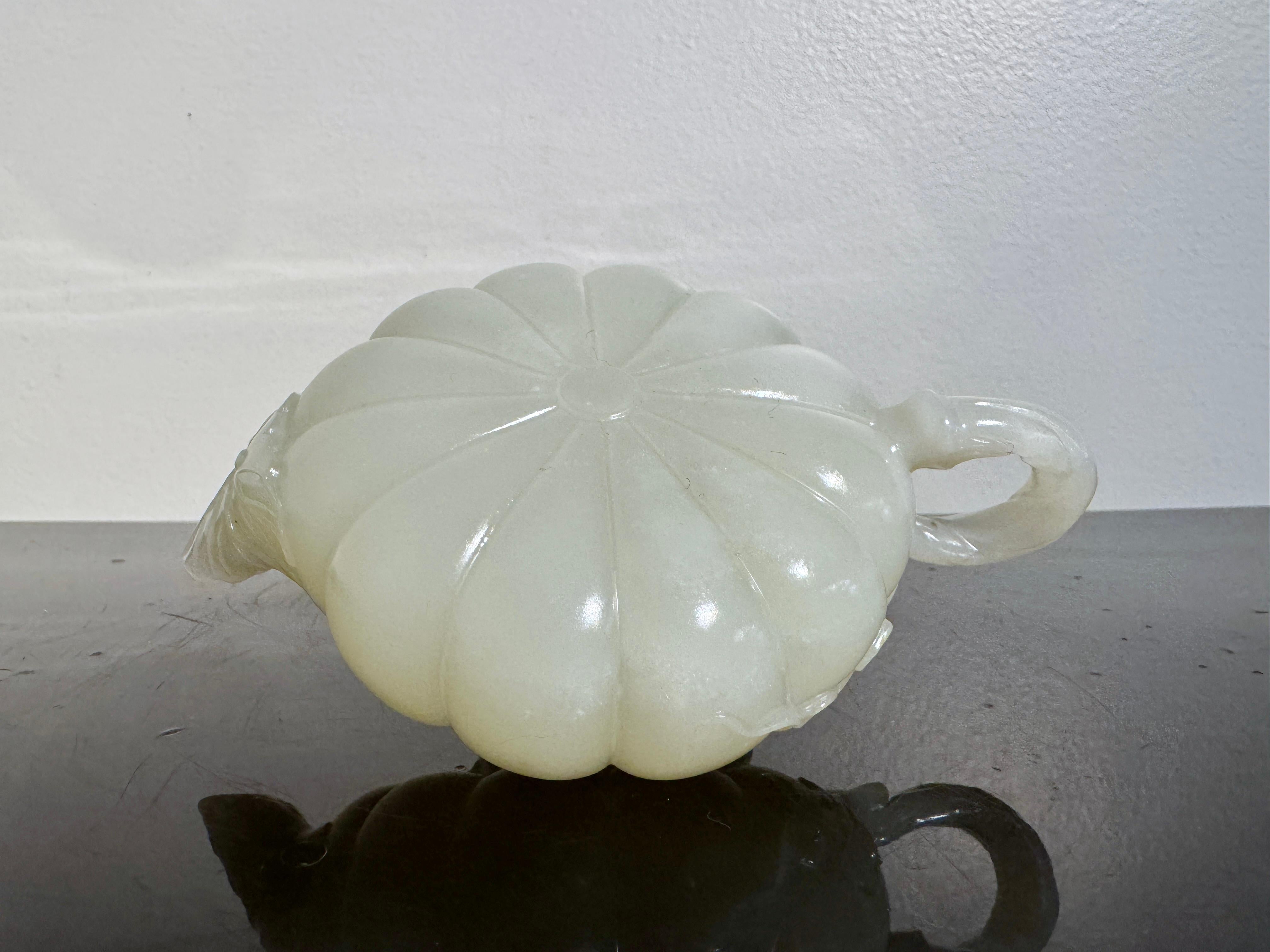 Théière chinoise en forme de melon en jade blanc néphrite, fin de la dynastie Qing, Chine en vente 9