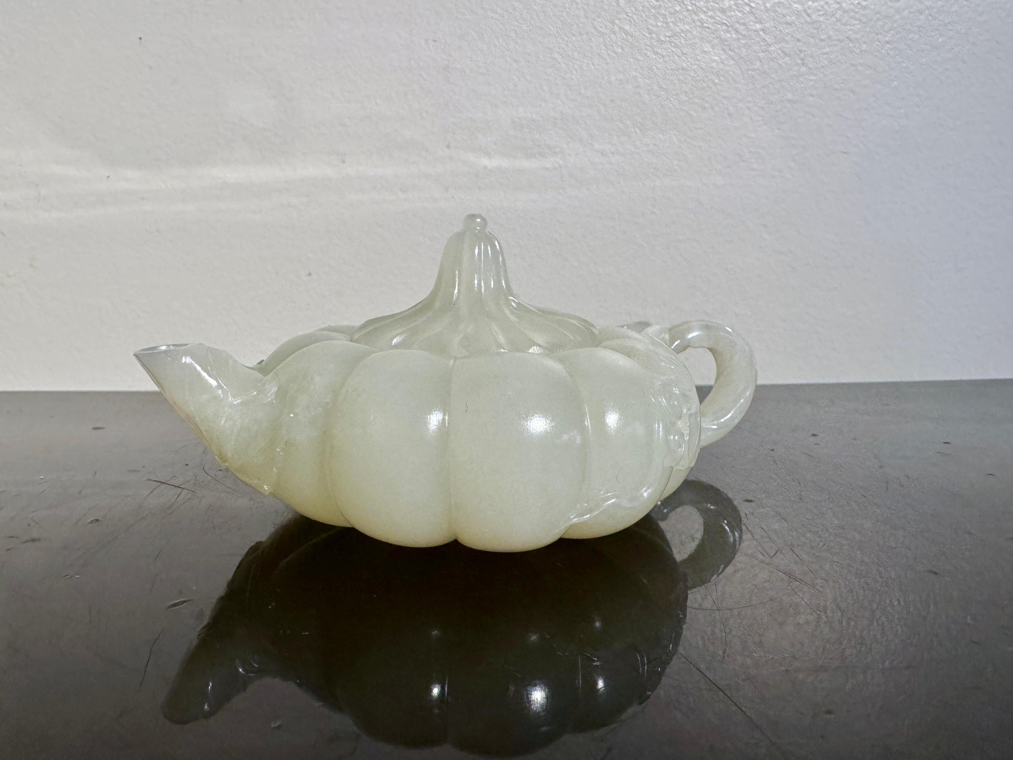 Chinois Théière chinoise en forme de melon en jade blanc néphrite, fin de la dynastie Qing, Chine en vente