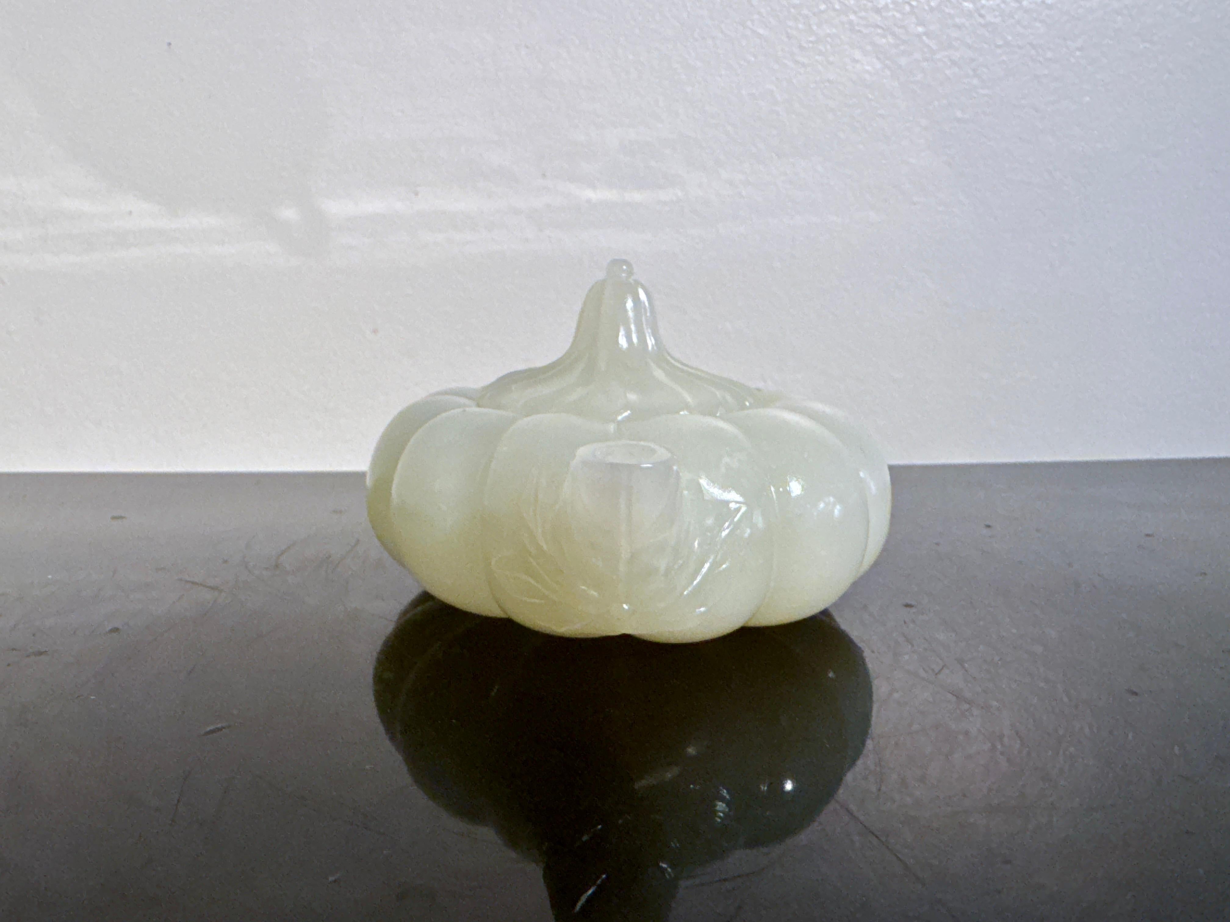 Sculpté à la main Théière chinoise en forme de melon en jade blanc néphrite, fin de la dynastie Qing, Chine en vente