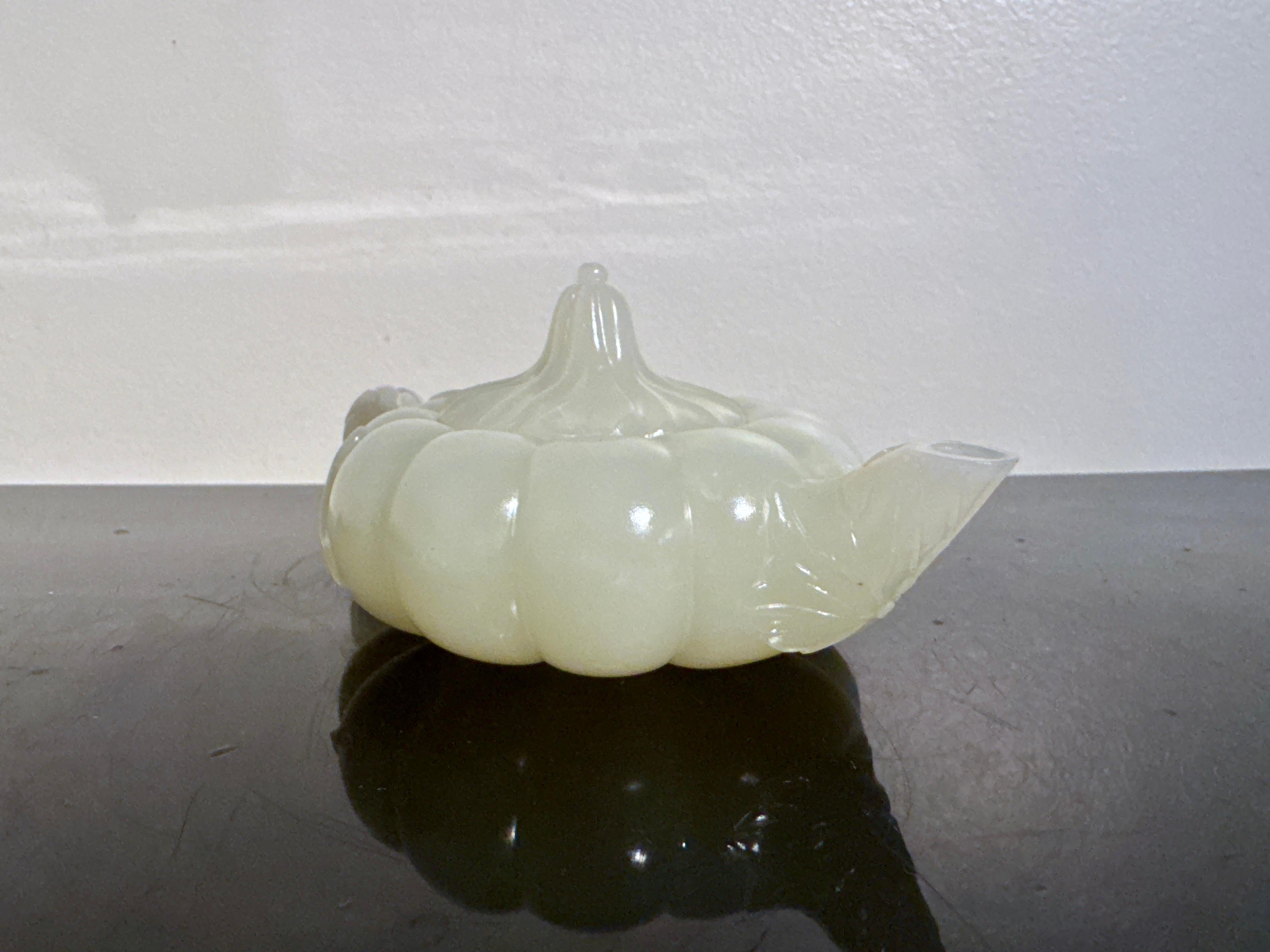 Théière chinoise en forme de melon en jade blanc néphrite, fin de la dynastie Qing, Chine Bon état - En vente à Austin, TX