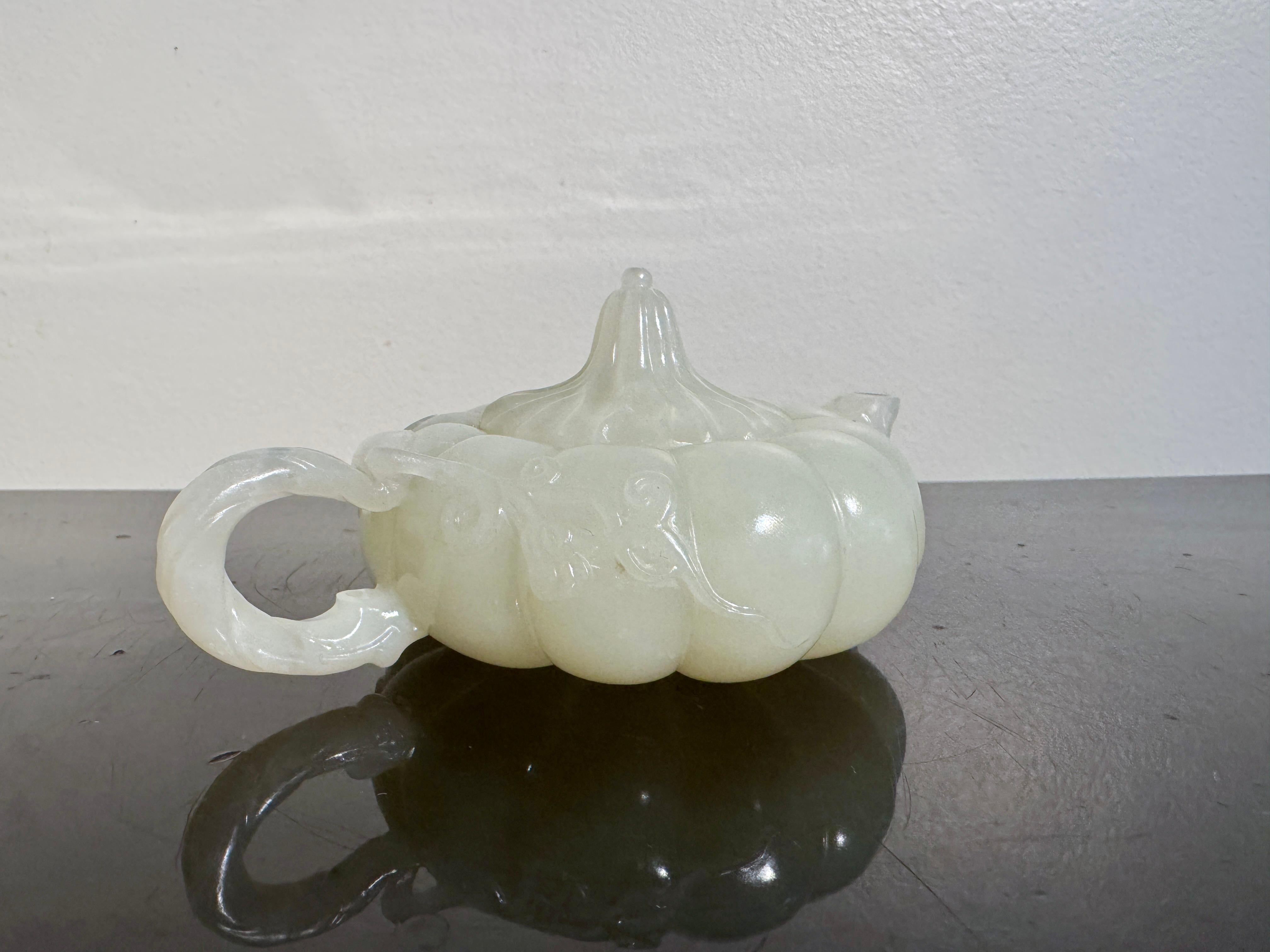 Jade Théière chinoise en forme de melon en jade blanc néphrite, fin de la dynastie Qing, Chine en vente