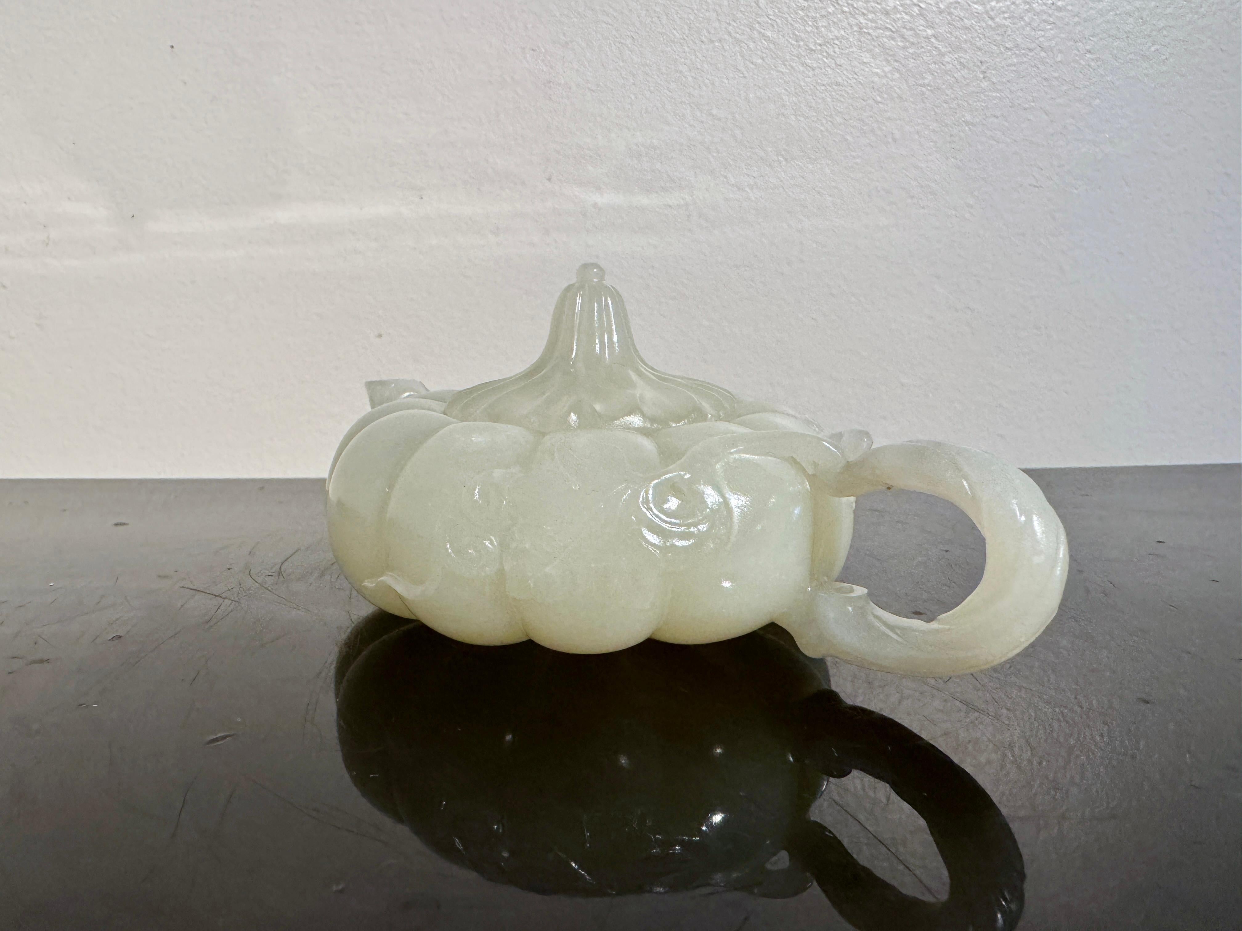 Théière chinoise en forme de melon en jade blanc néphrite, fin de la dynastie Qing, Chine en vente 2