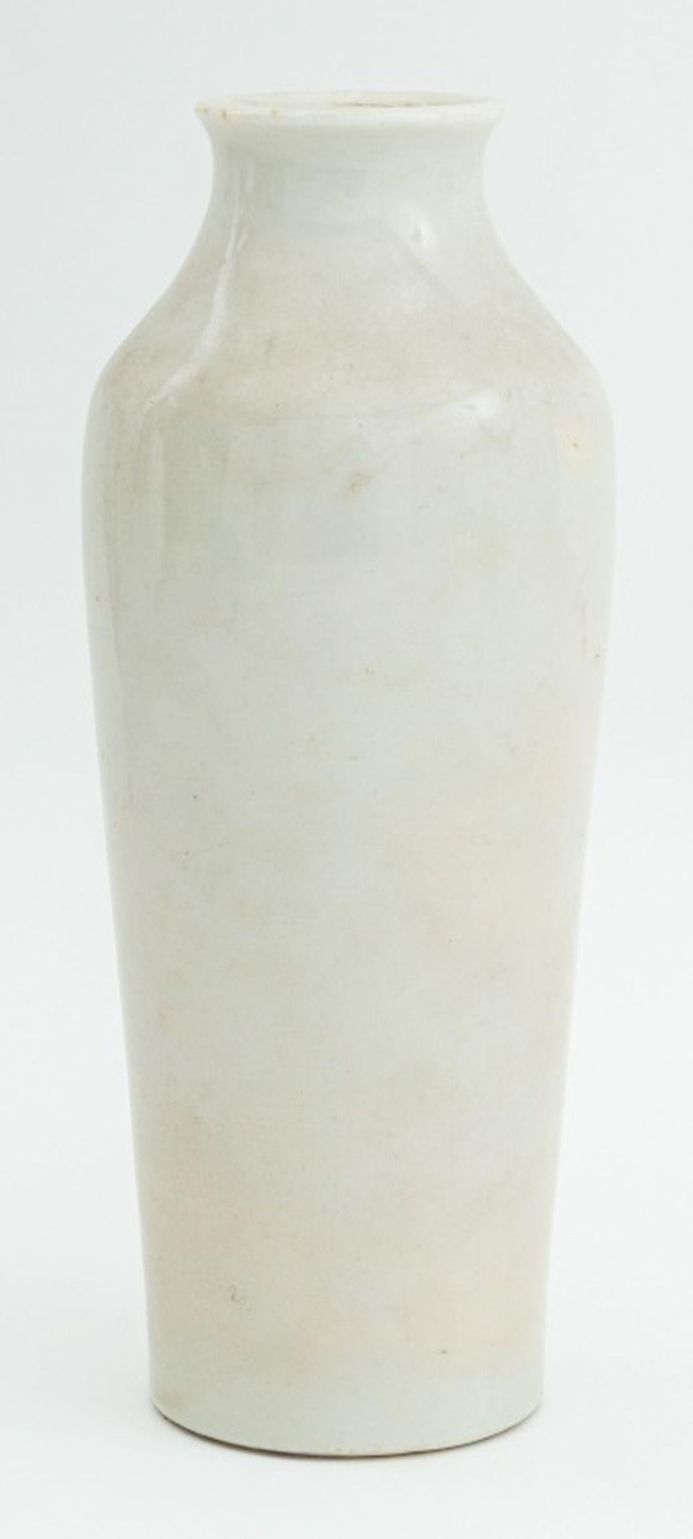 Chinesische weiße Porzellanflasche Vase im Zustand „Gut“ im Angebot in Astoria, NY