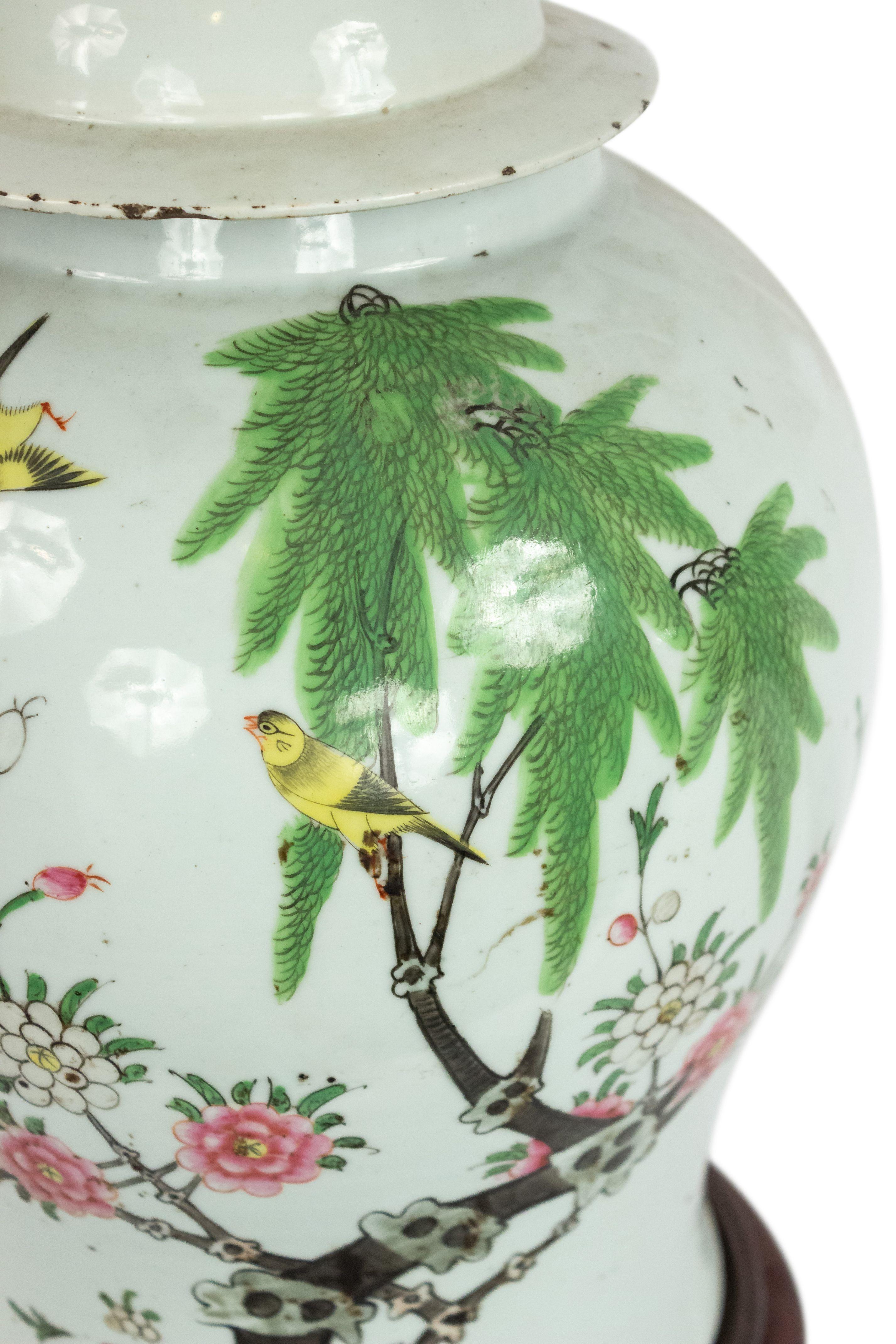 Asiatisch-chinesischer Stil (19. Jh.), weiße Porzellanlampe in Form eines Ingwerkruges mit Blatt- und Vogeldetails, montiert auf einem runden Holzsockel.