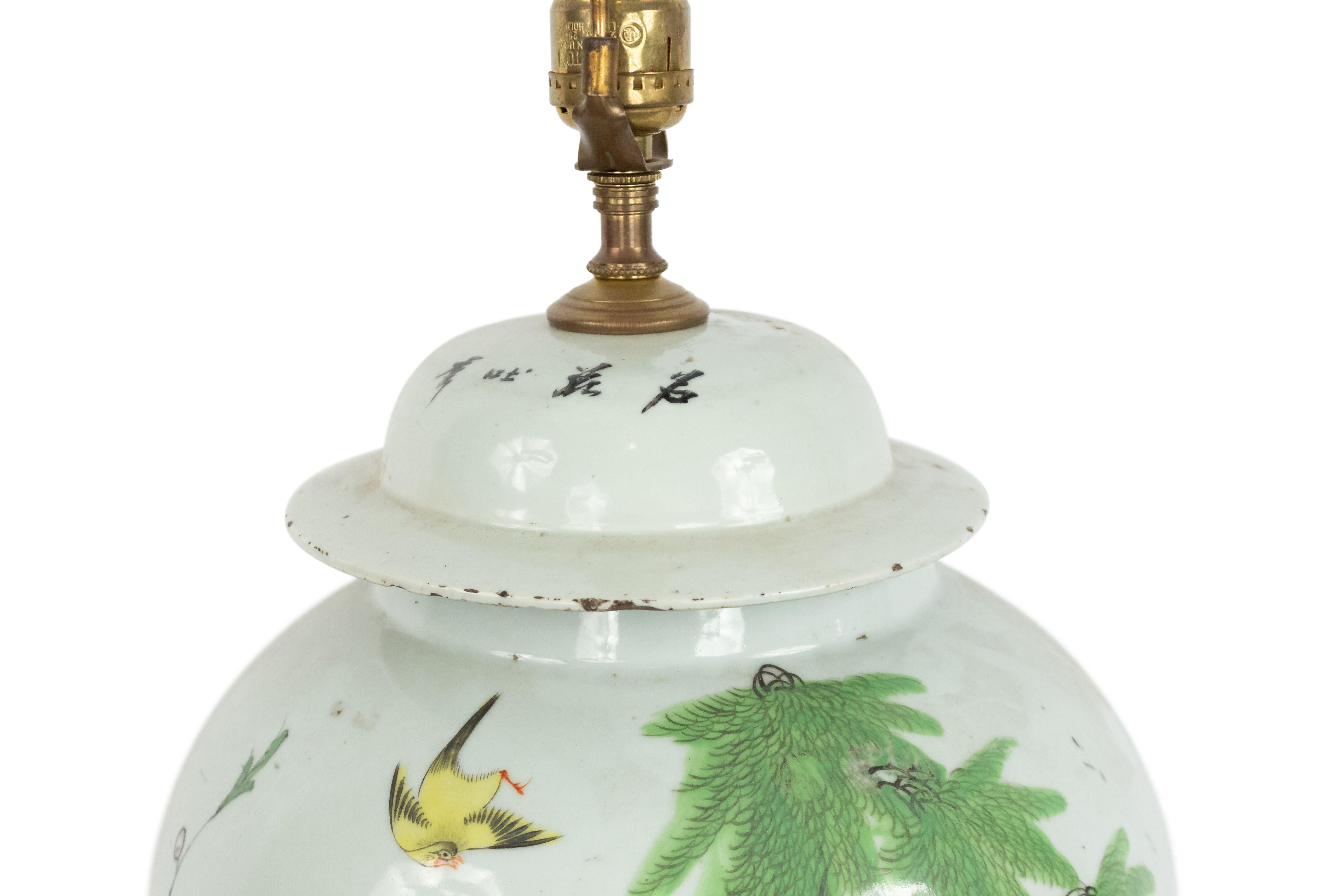 Asiatisch-chinesischen Stil 19. Jahrhundert weißes Porzellan Ingwer-Glas Form Lampe mit Blatt-und Vogel-Details auf einem runden Holzsockel montiert.