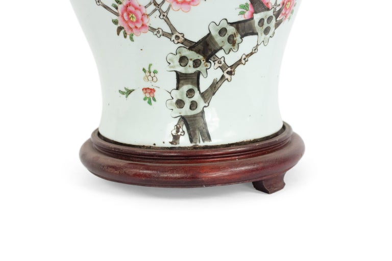 Chinese White Porcelain Ginger Jar Table Lamp In Good Condition For Sale In New York, NY