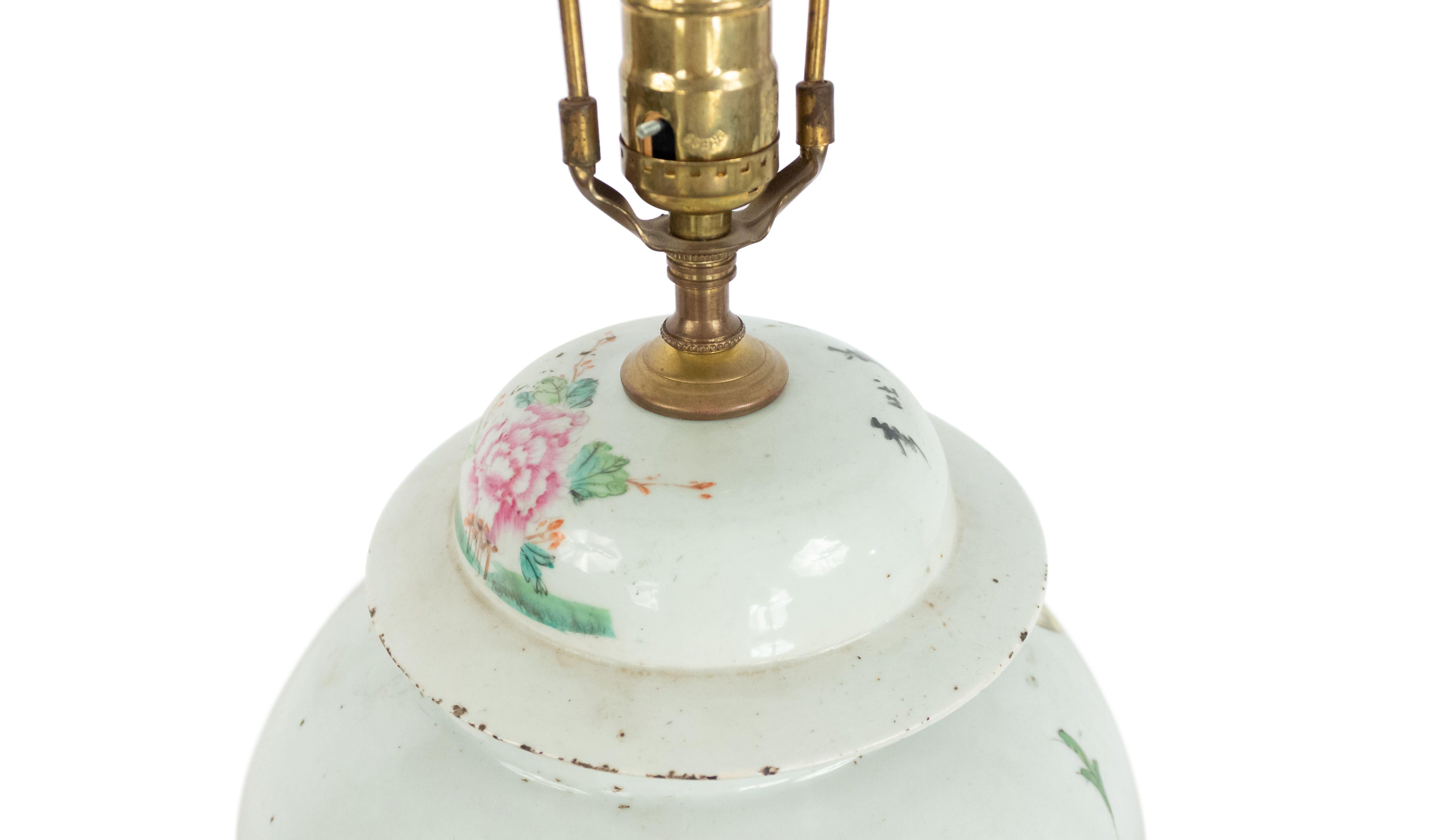 XIXe siècle Lampe de bureau chinoise en porcelaine blanche en forme de jarre à gingembre en vente