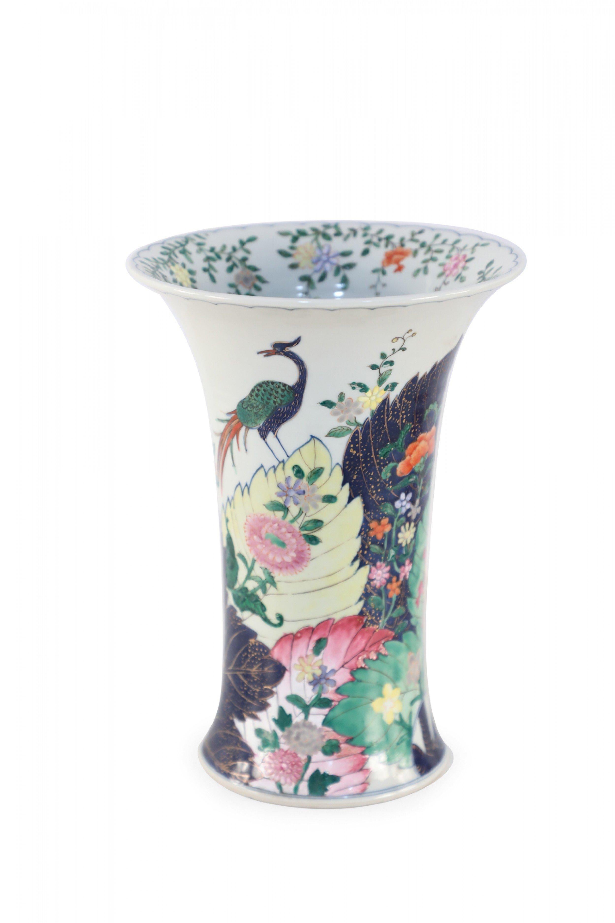 Exportation chinoise Vase cannelé en porcelaine blanche chinoise à motifs de paon et de fleurs en vente