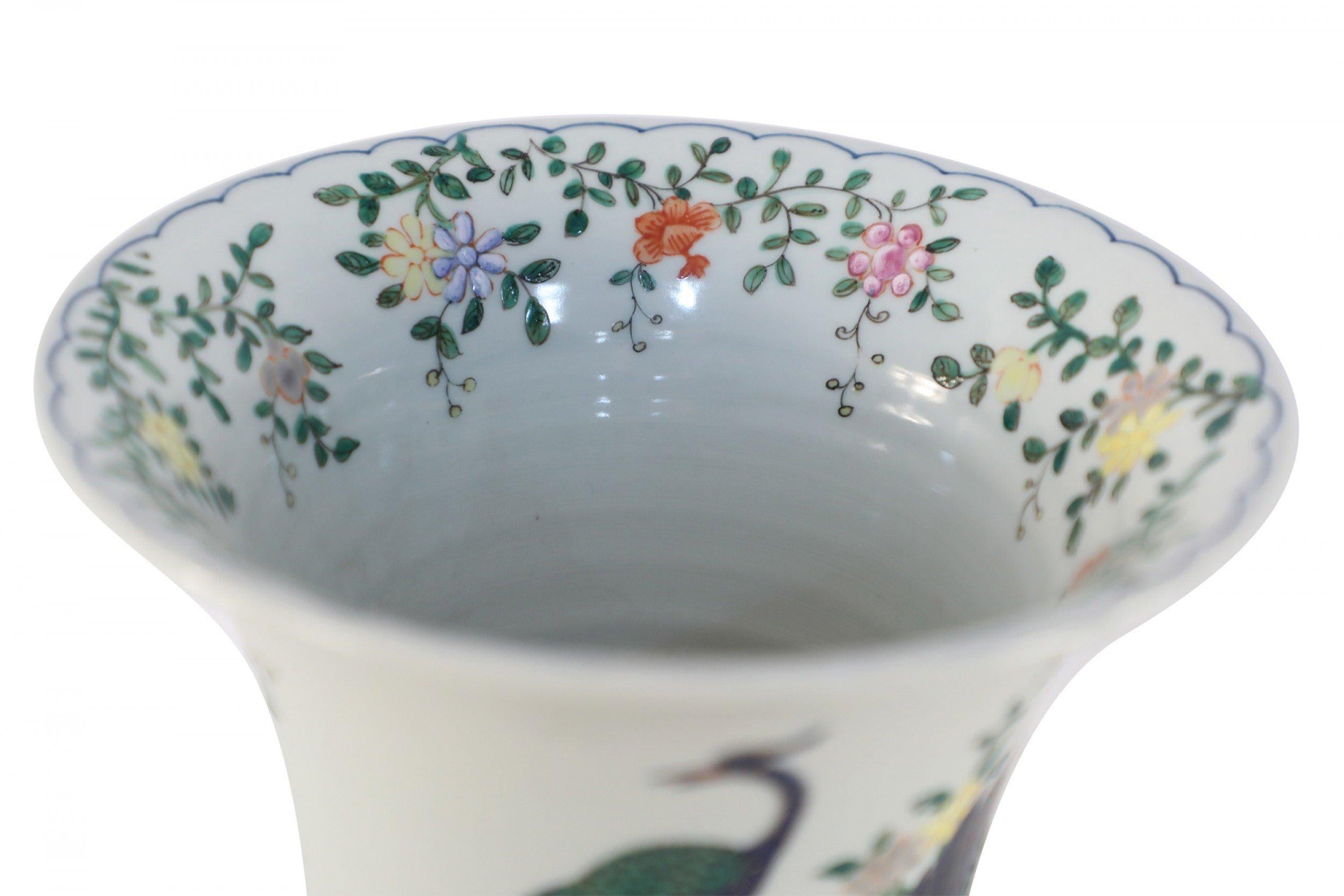 Chinois Vase cannelé en porcelaine blanche chinoise à motifs de paon et de fleurs en vente