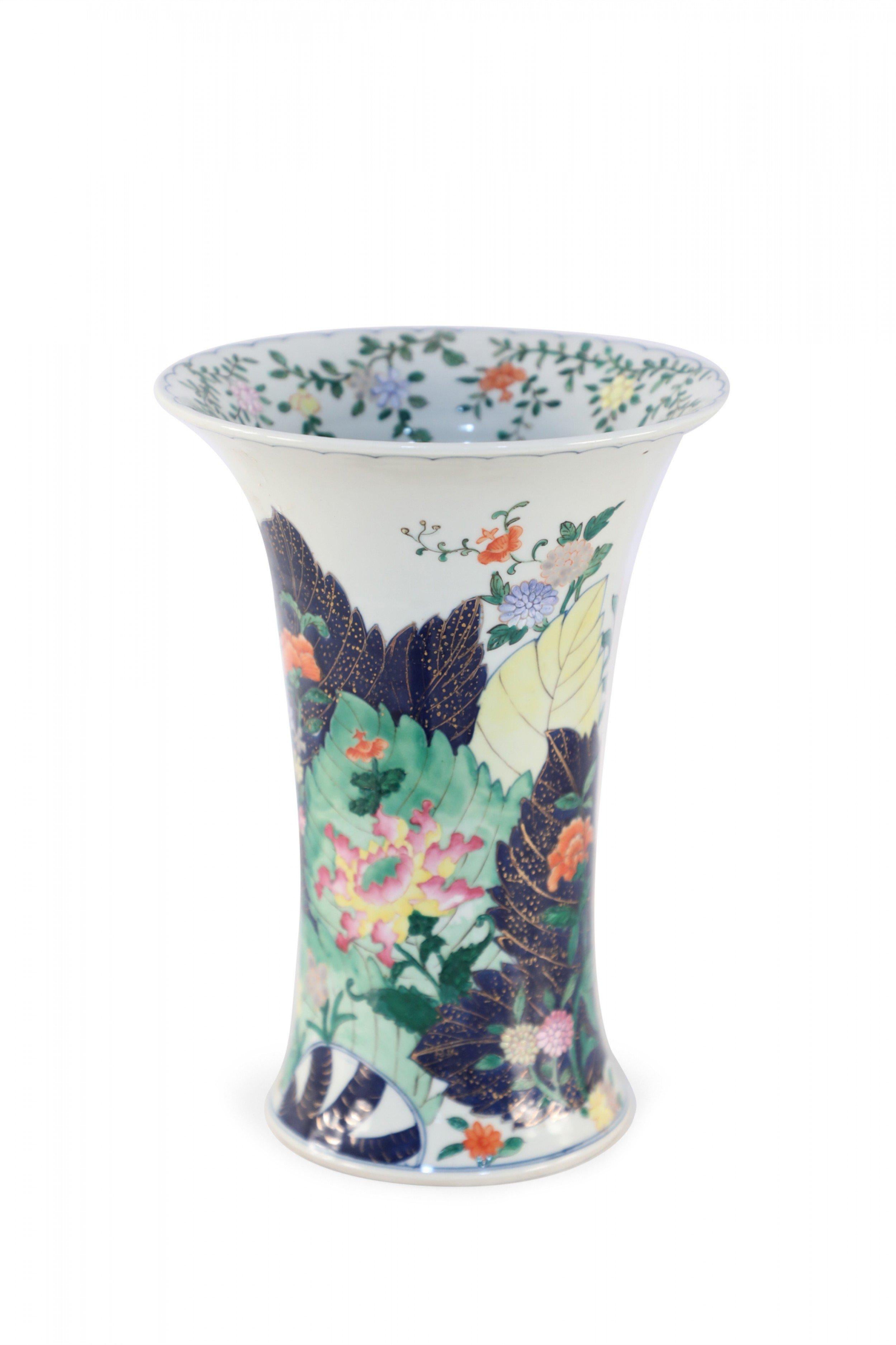 Vase cannelé en porcelaine blanche chinoise à motifs de paon et de fleurs Bon état - En vente à New York, NY