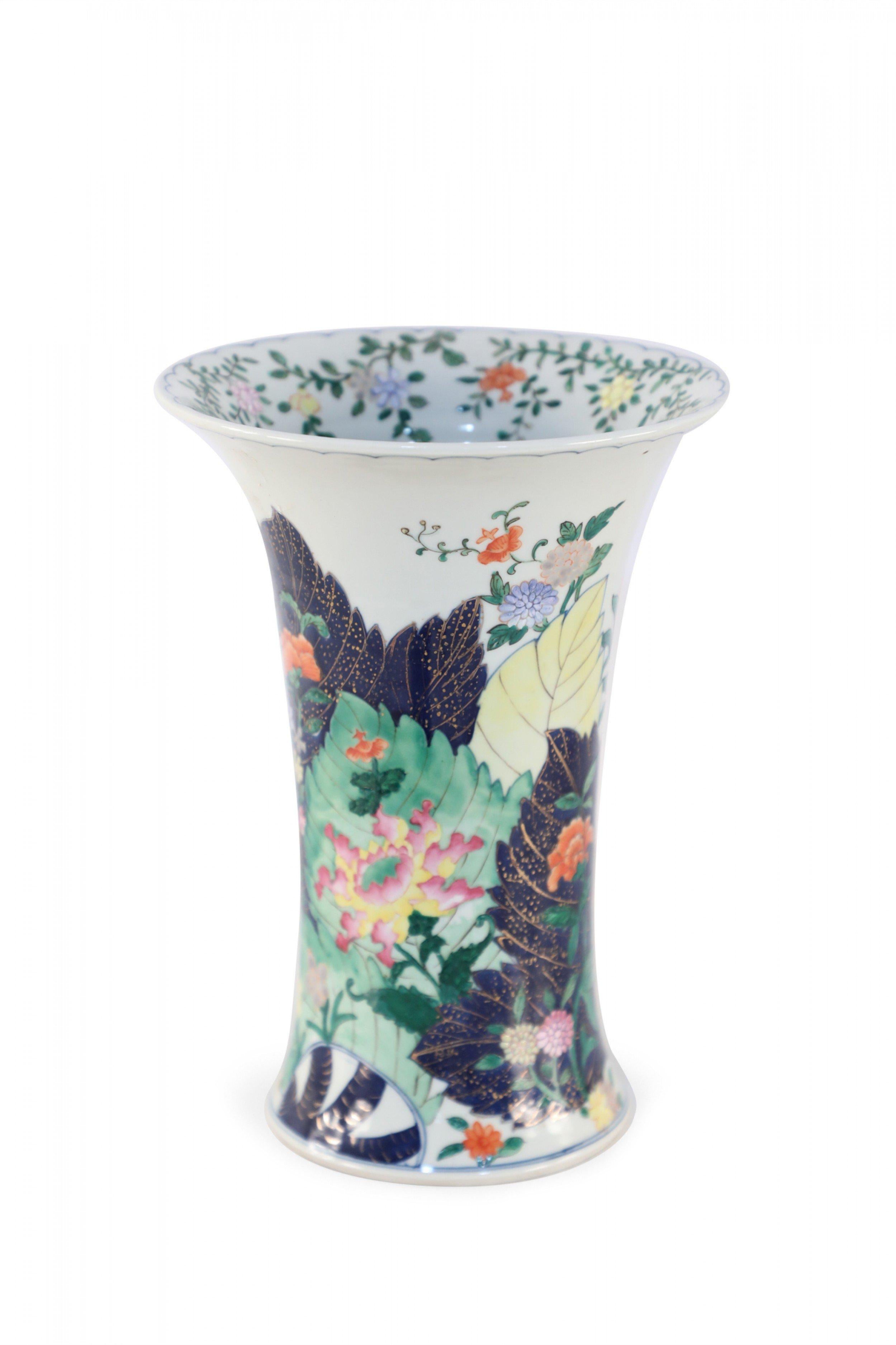 Vaso scanalato cinese in porcellana bianca con pavone e disegni floreali In condizioni buone in vendita a Queens, NY