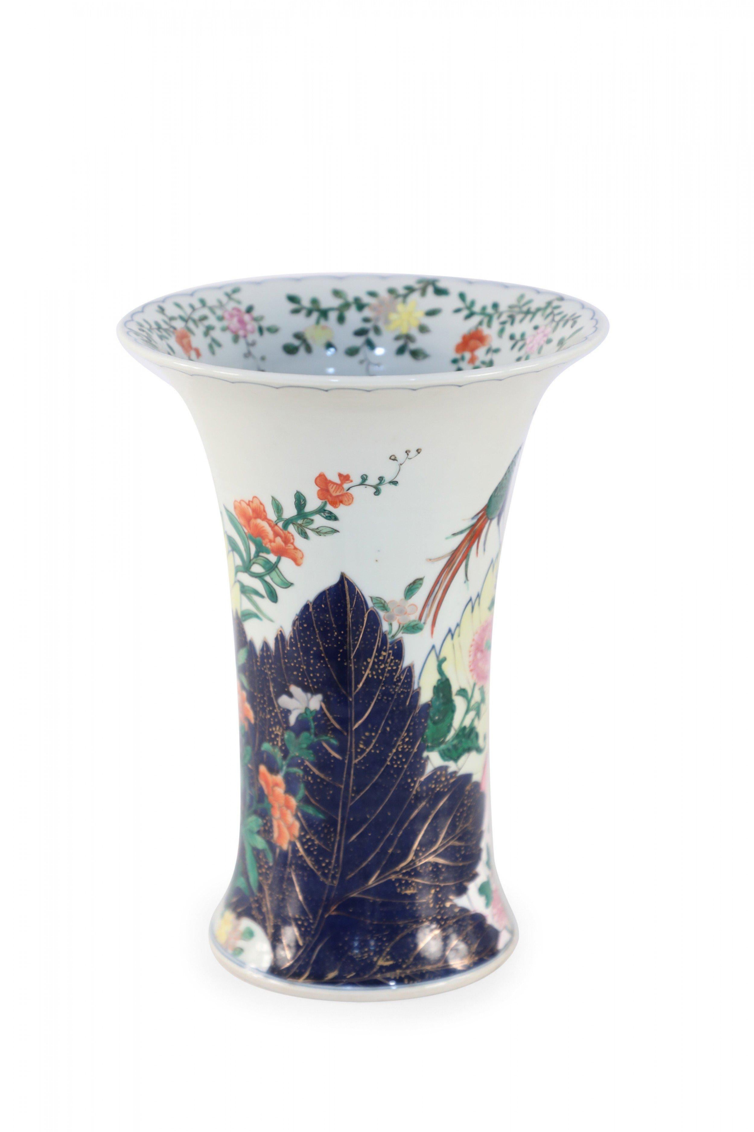 20ième siècle Vase cannelé en porcelaine blanche chinoise à motifs de paon et de fleurs en vente