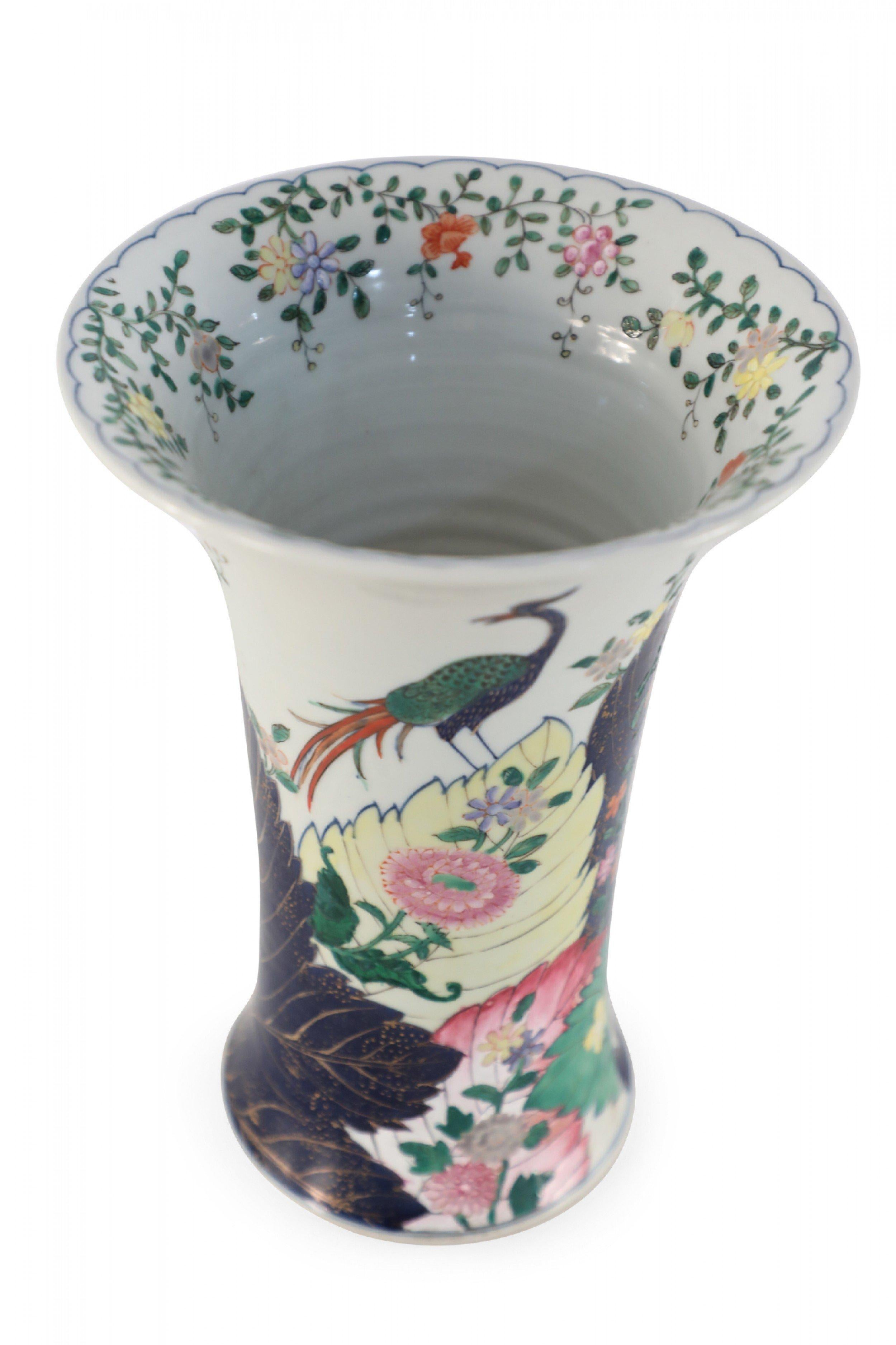 Porcelaine Vase cannelé en porcelaine blanche chinoise à motifs de paon et de fleurs en vente