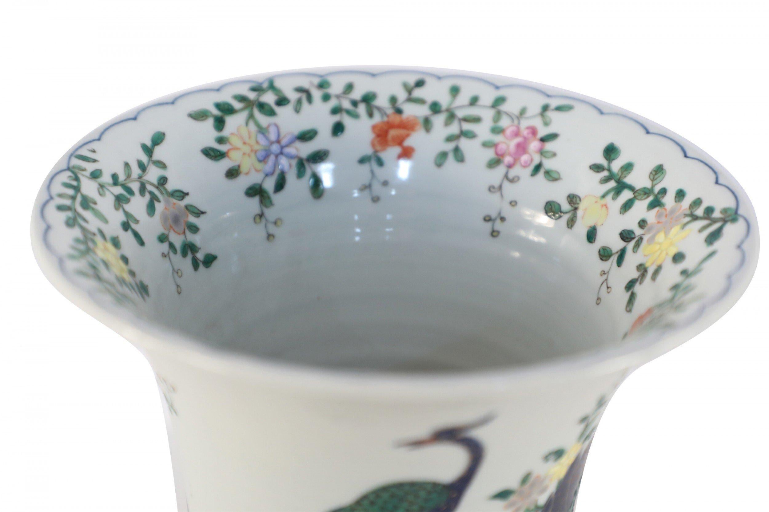 Vase cannelé en porcelaine blanche chinoise à motifs de paon et de fleurs en vente 1