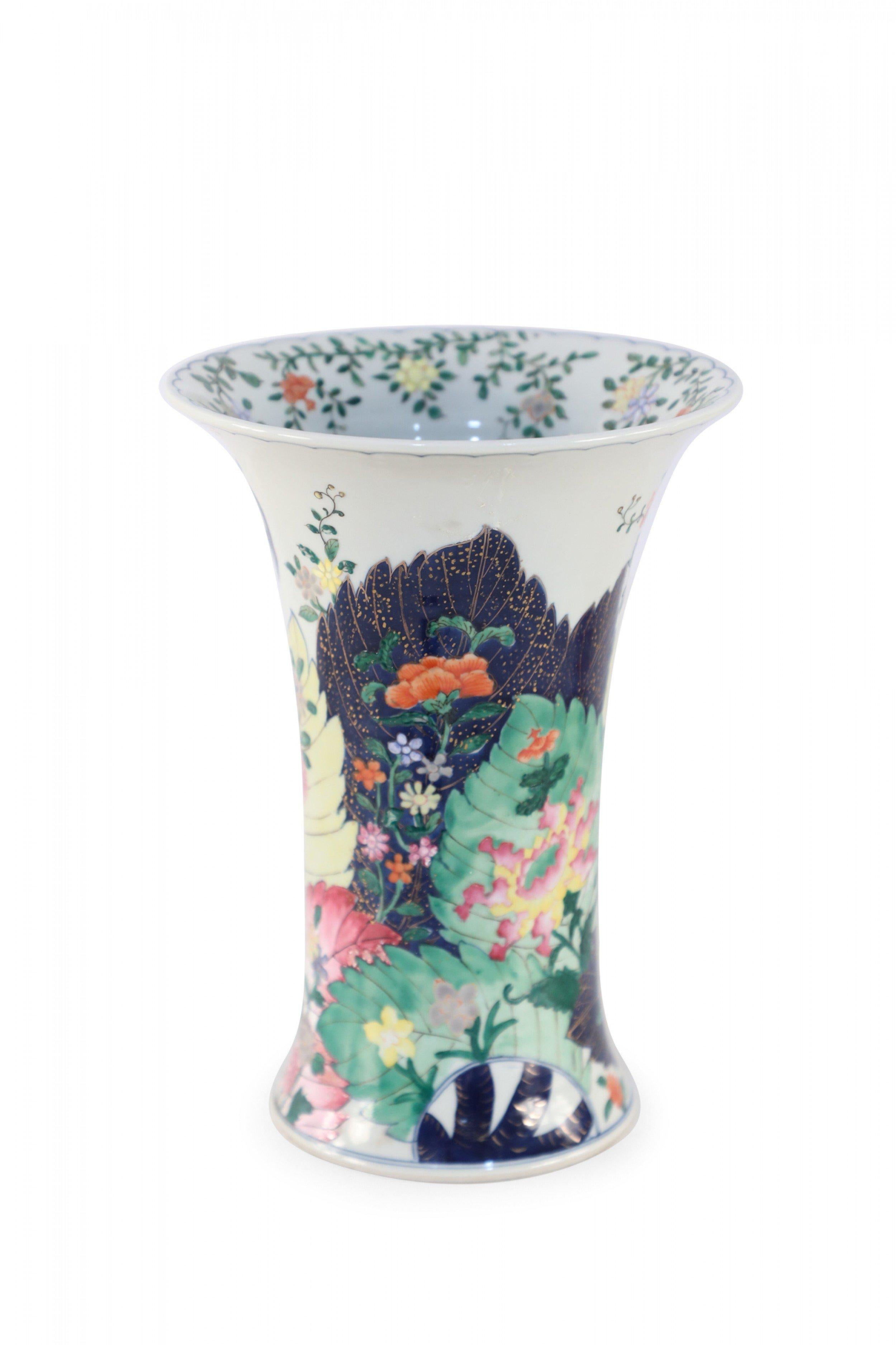 Vase cannelé en porcelaine blanche chinoise à motifs de paon et de fleurs en vente 2