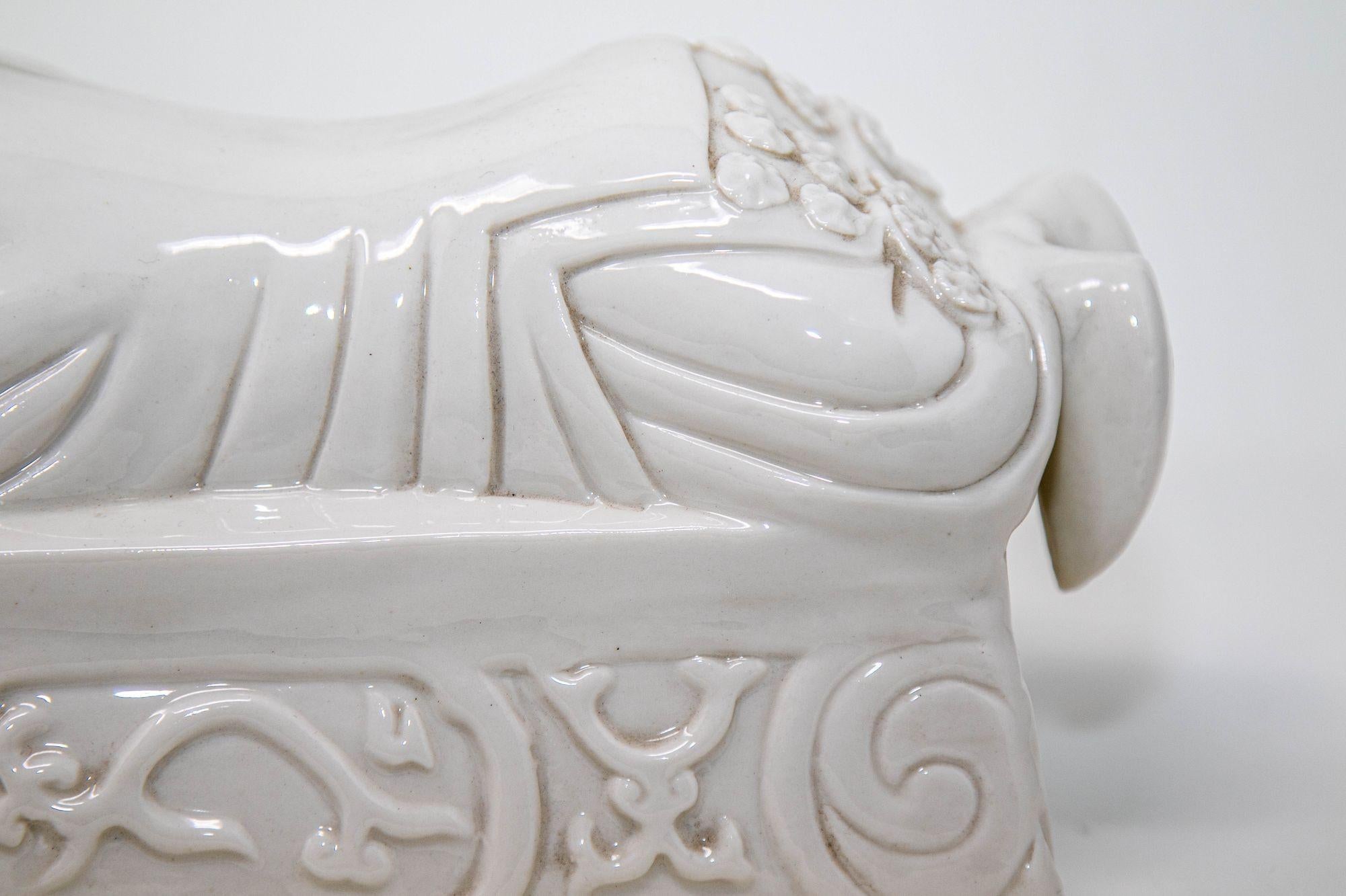 Reposacabezas de porcelana blanca china Ho Ho Boy c. 1950 en venta 8