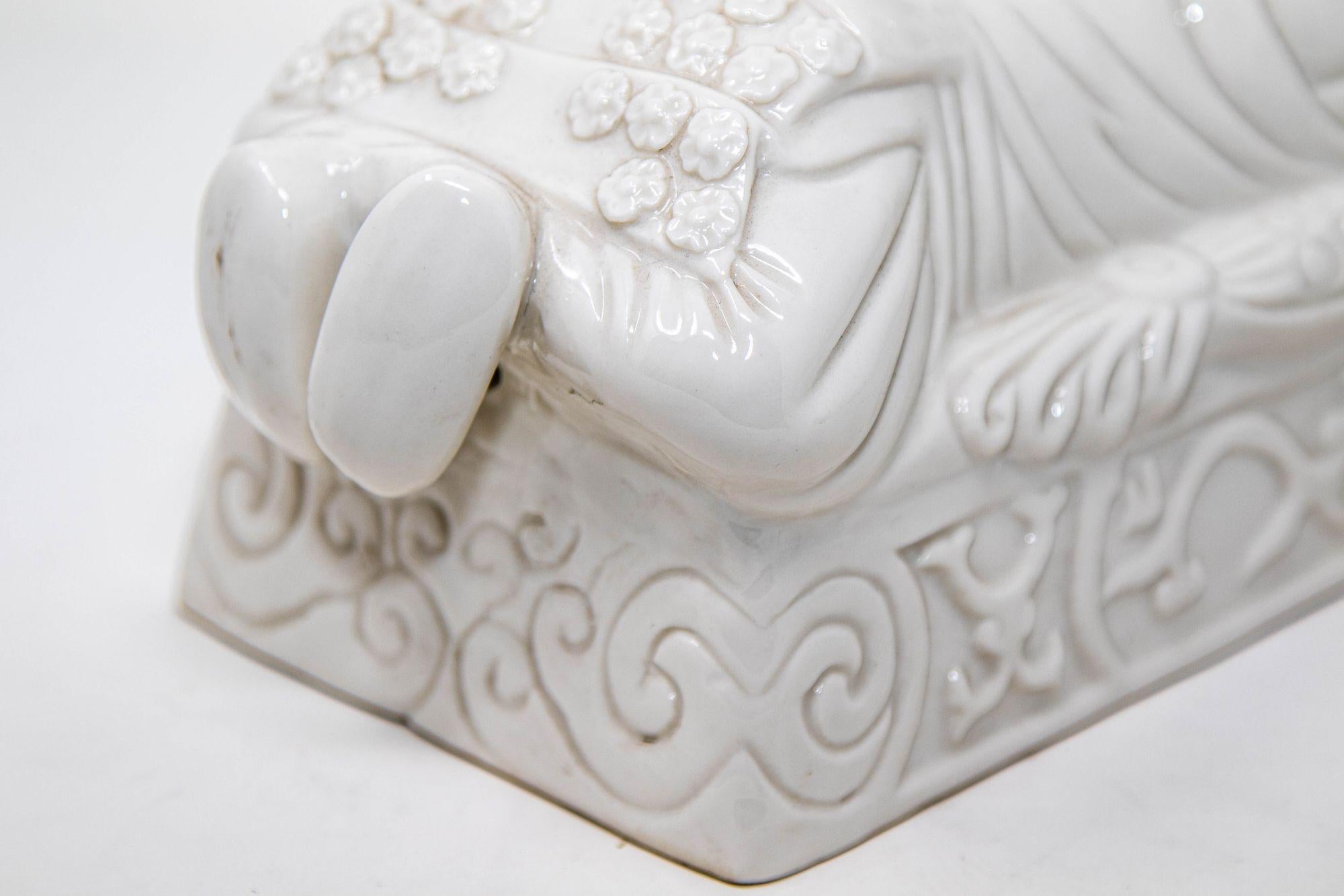 Reposacabezas de porcelana blanca china Ho Ho Boy c. 1950 en venta 10