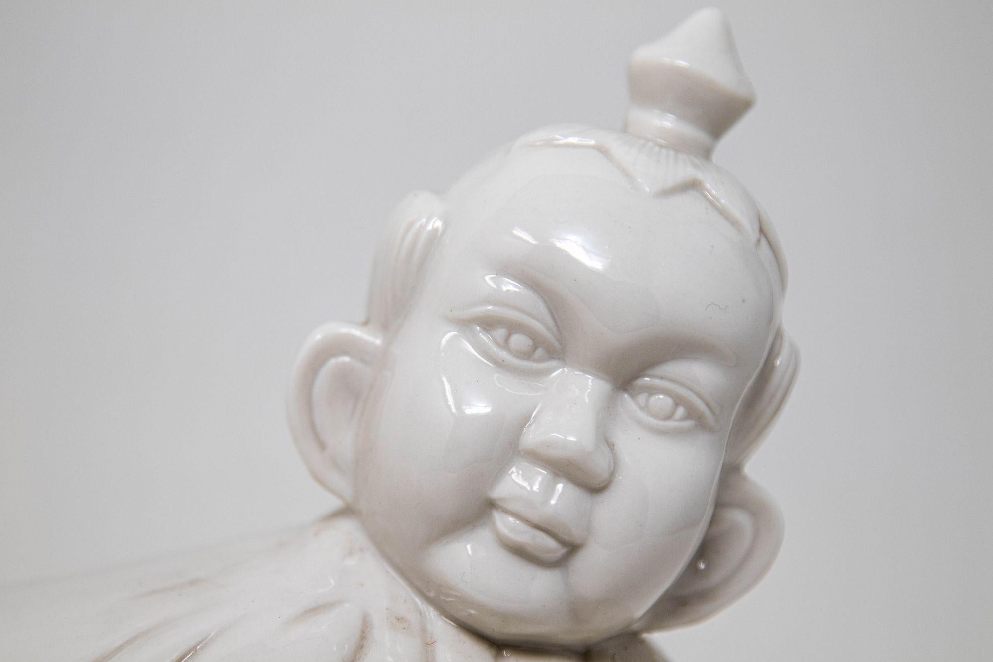 Reposacabezas de porcelana blanca china Ho Ho Boy c. 1950 en venta 11