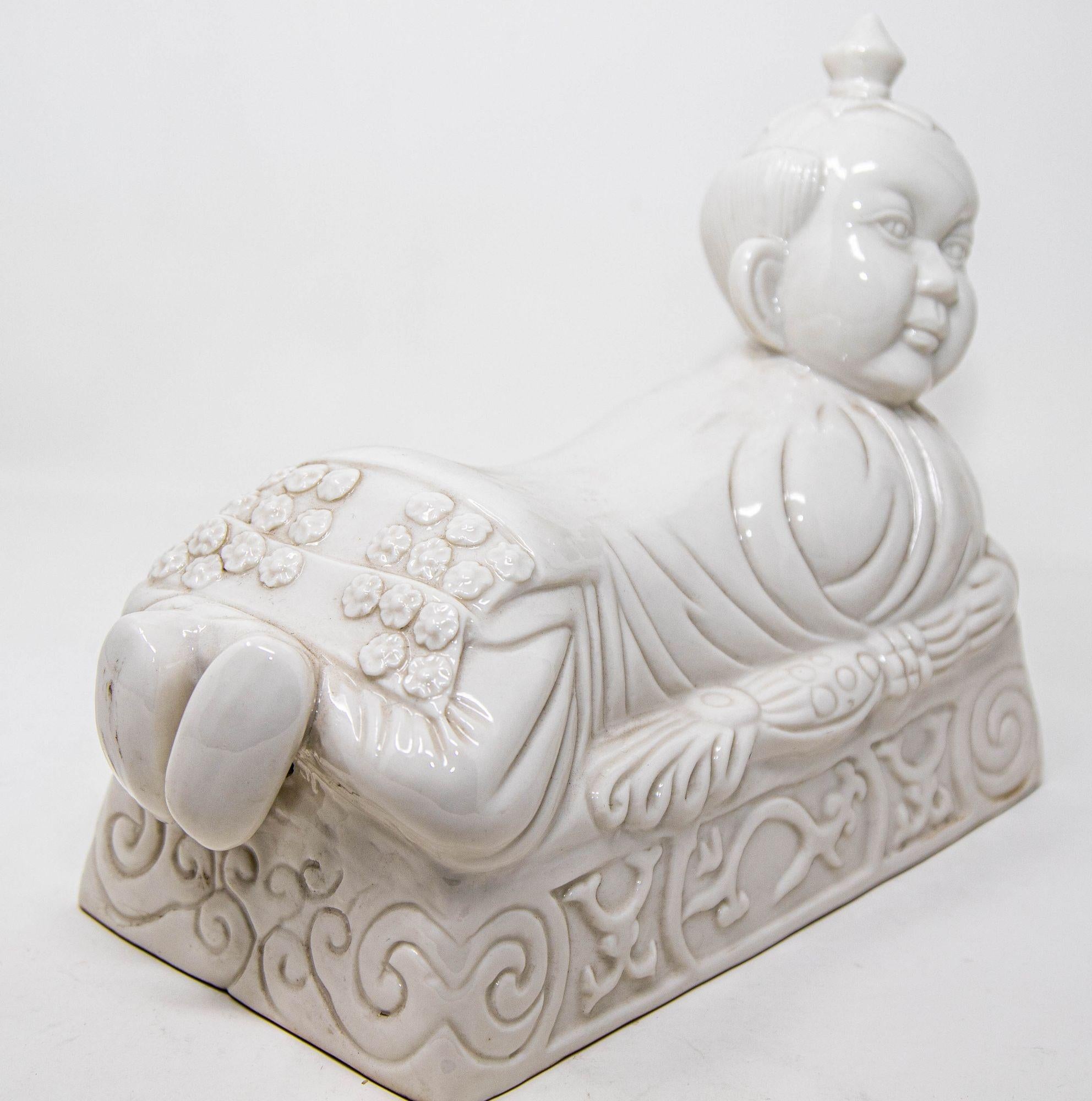 Reposacabezas de porcelana blanca china Ho Ho Boy c. 1950.
Reposacabezas de cerámica blanca blanc de Chine con forma de niño reclinado.
Para mantener intacto su elaborado peinado mientras dormía, una mujer acomodada de la dinastía Qing utilizó en su