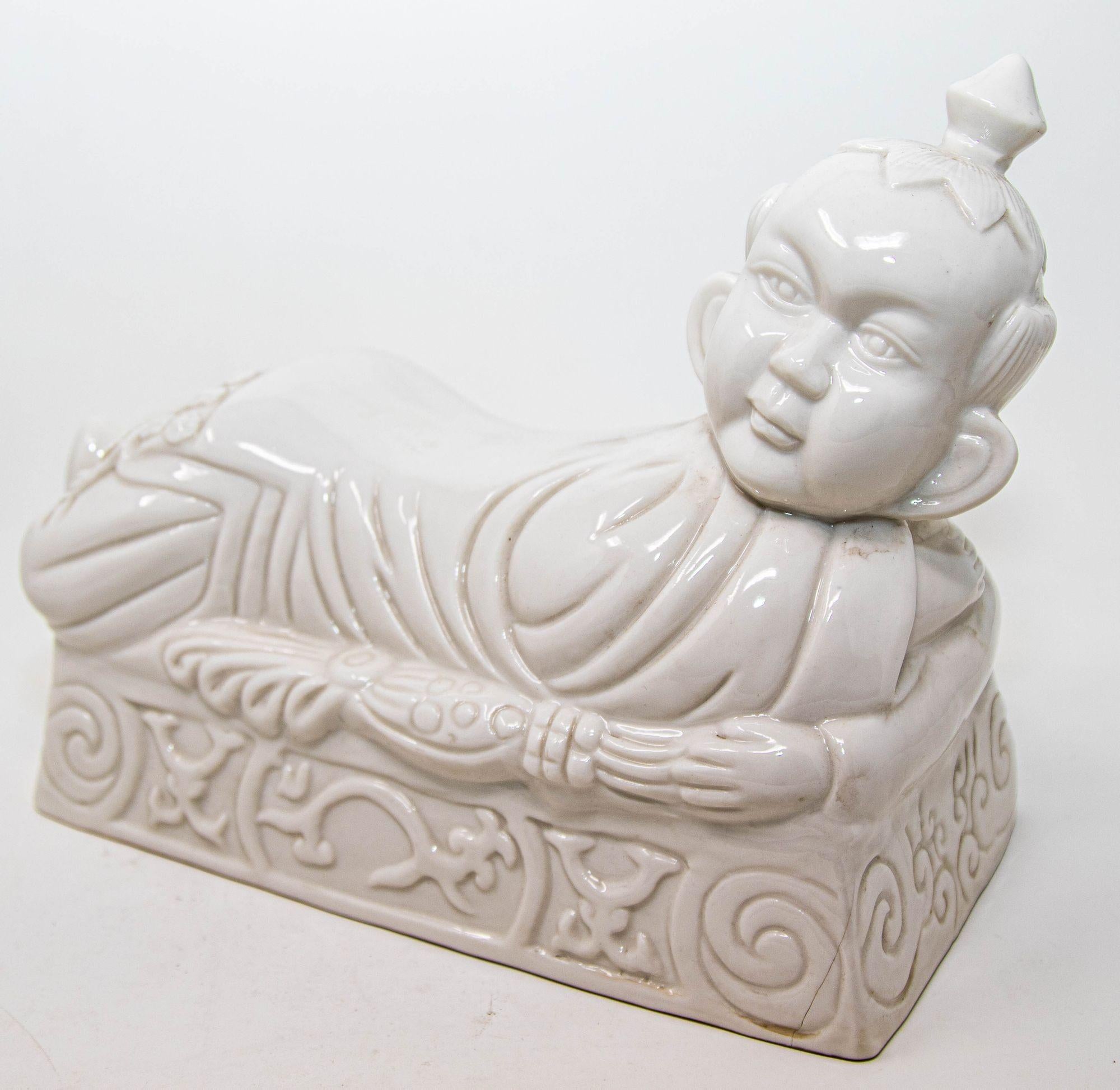 Reposacabezas de porcelana blanca china Ho Ho Boy c. 1950 en venta 12