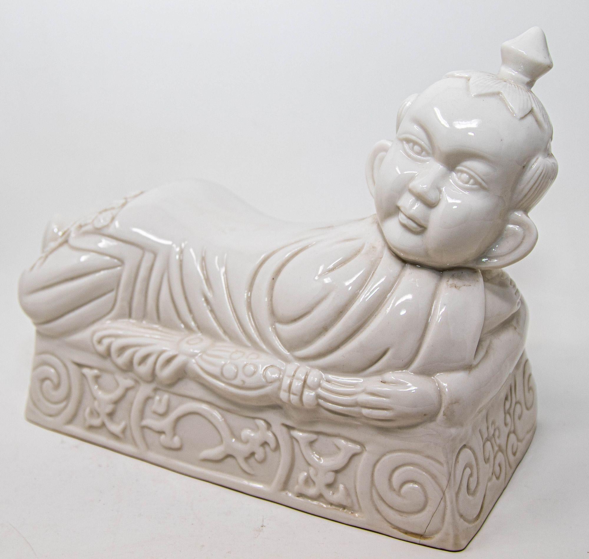 Reposacabezas de porcelana blanca china Ho Ho Boy c. 1950 Qing en venta