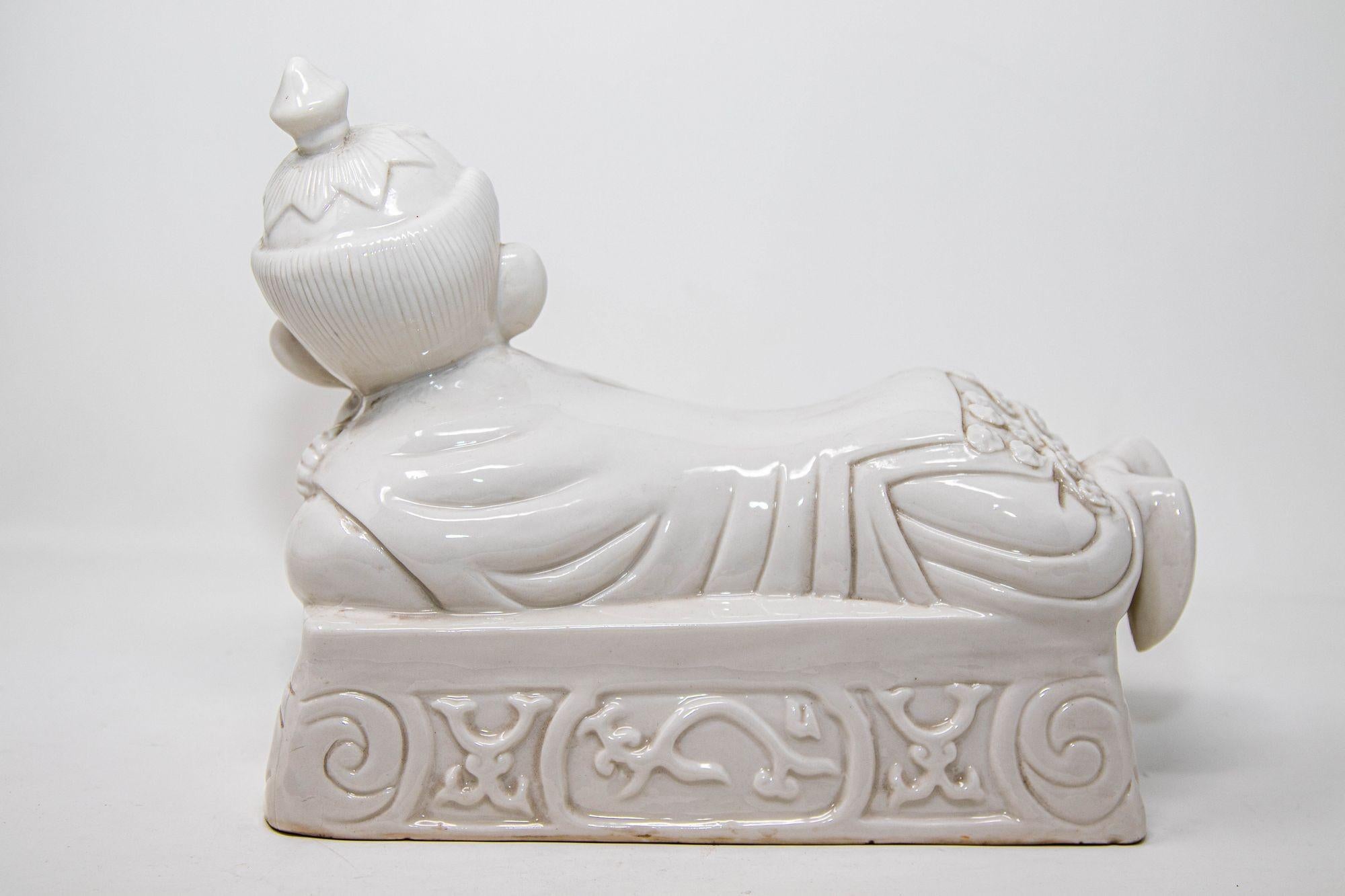 Reposacabezas de porcelana blanca china Ho Ho Boy c. 1950 Hecho a mano en venta
