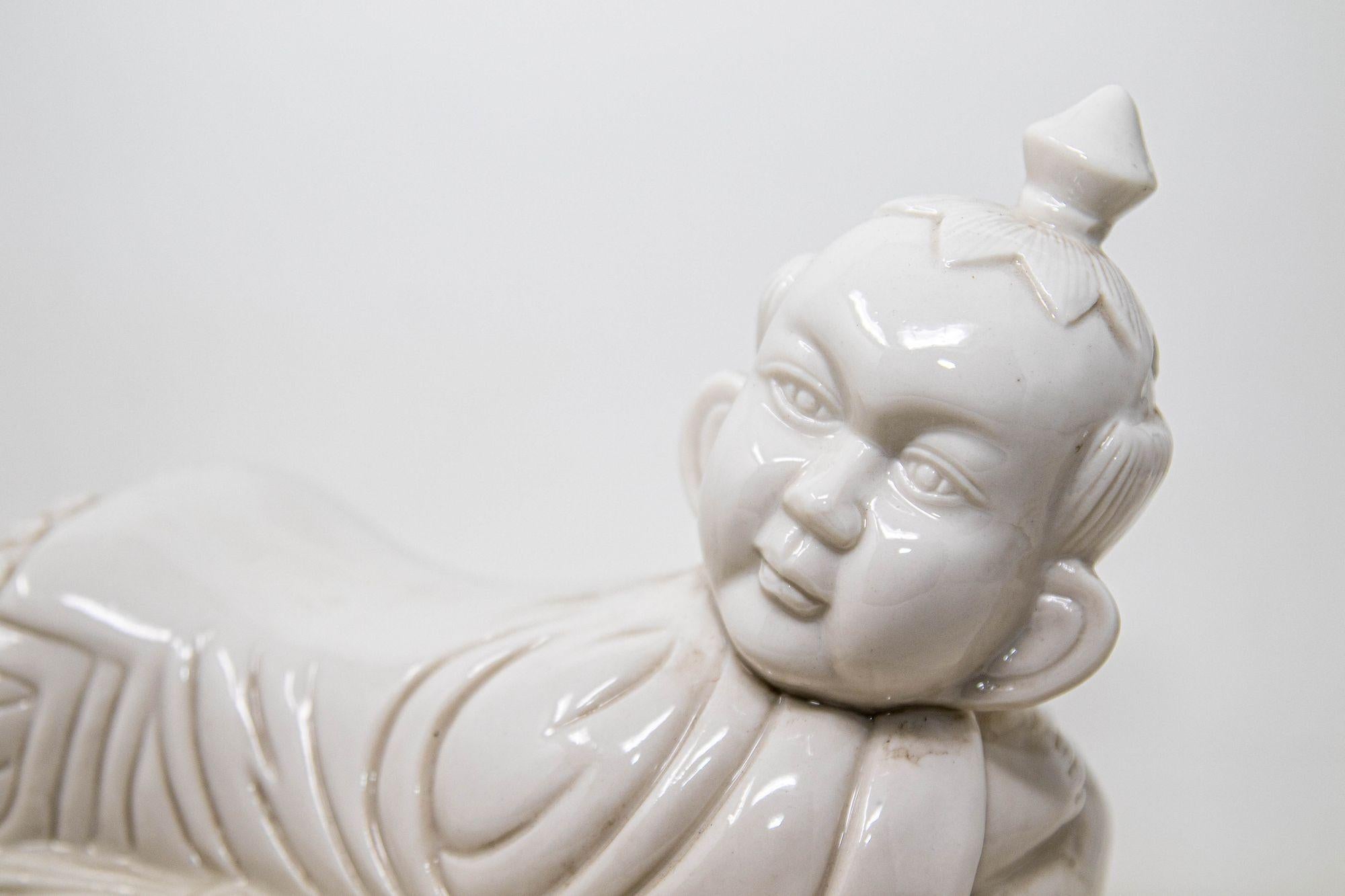 Reposacabezas de porcelana blanca china Ho Ho Boy c. 1950 en Bueno estado para la venta en North Hollywood, CA