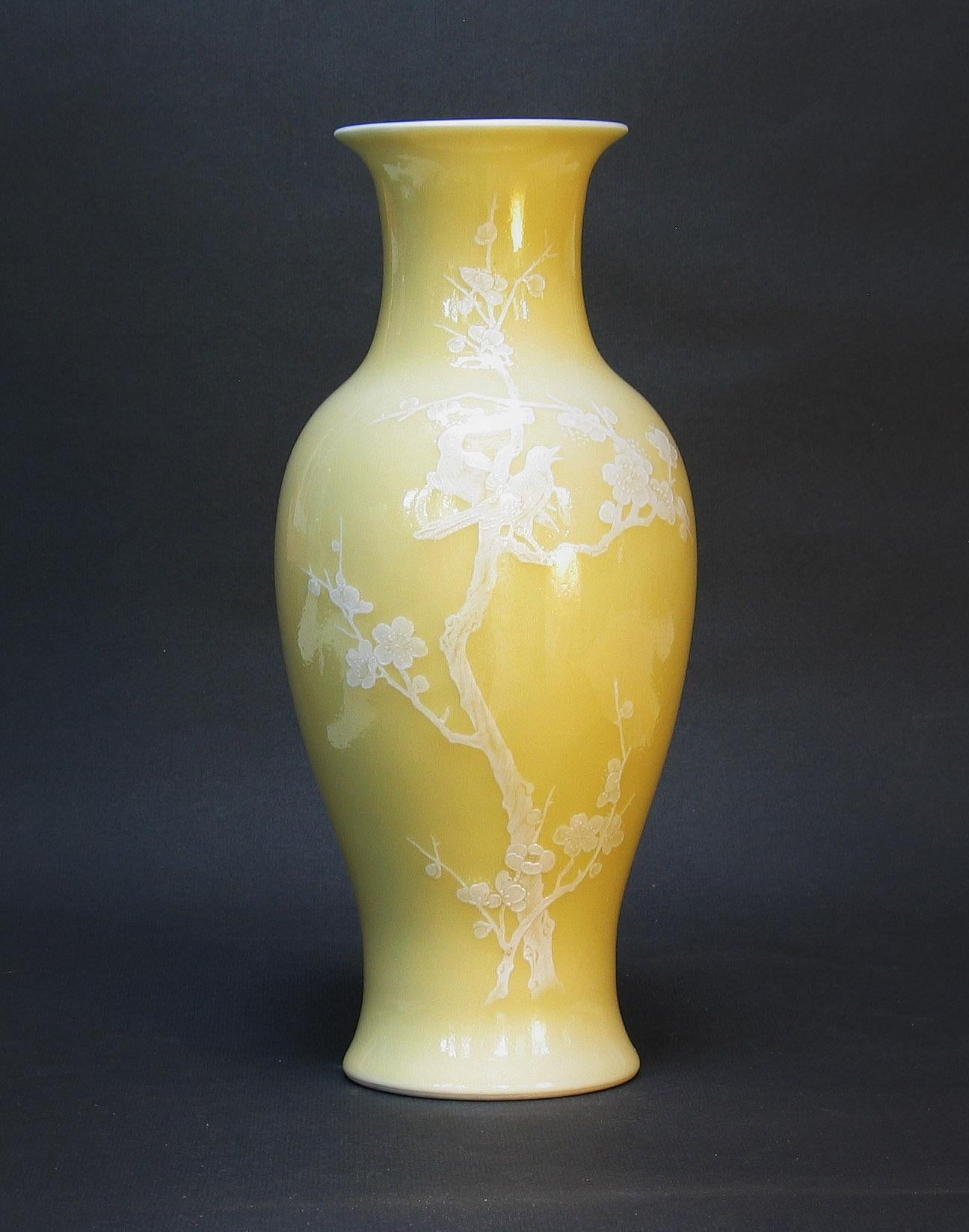 Chinese White Slip-Decorated Pale Yellow Glazed Baluster Vase 20th Century In Good Condition In Ottawa, Ontario