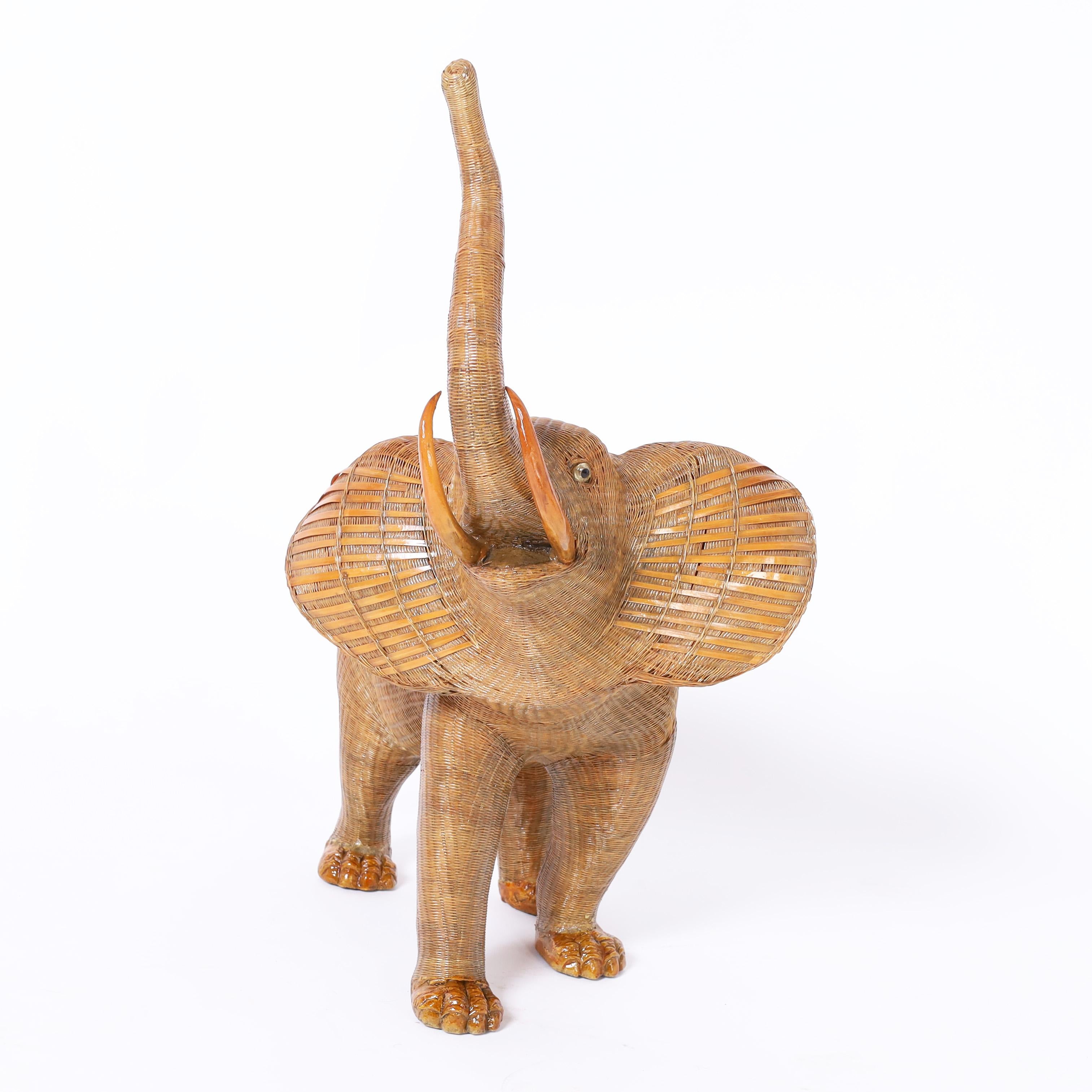 Scultura cinese vintage di elefante ambiziosamente realizzata a mano in vimini intrecciato con inserti in rattan e legno, con testa rimovibile come coperchio. Dalla famosa collezione Shanghai.