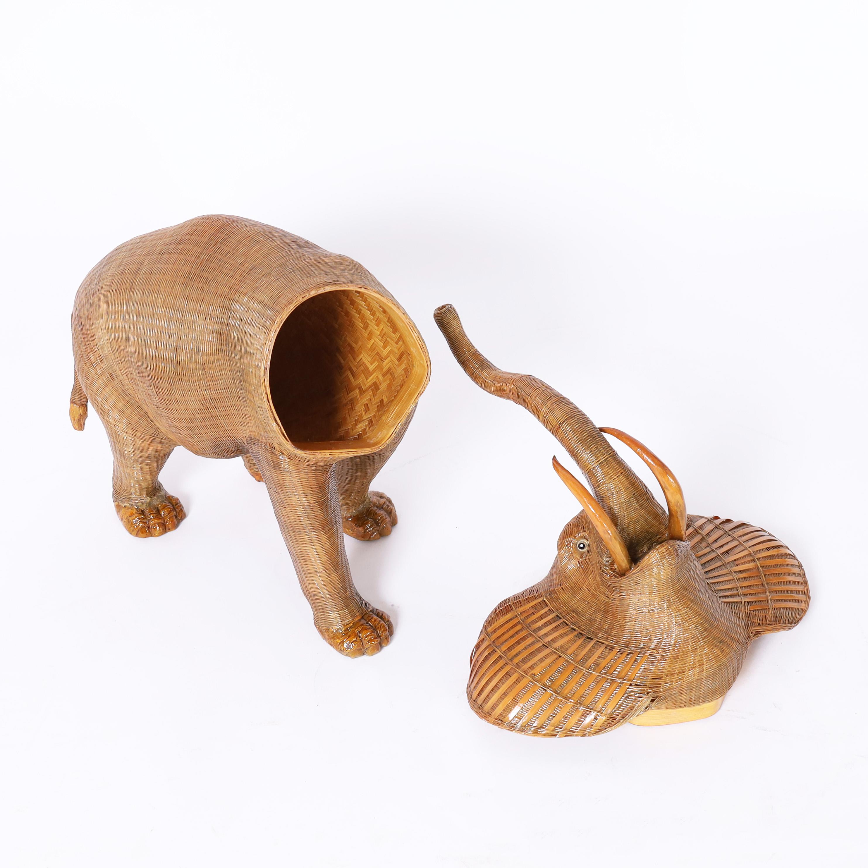 XX secolo Scatola di vimini cinese a forma di elefante della collezione Shanghai in vendita