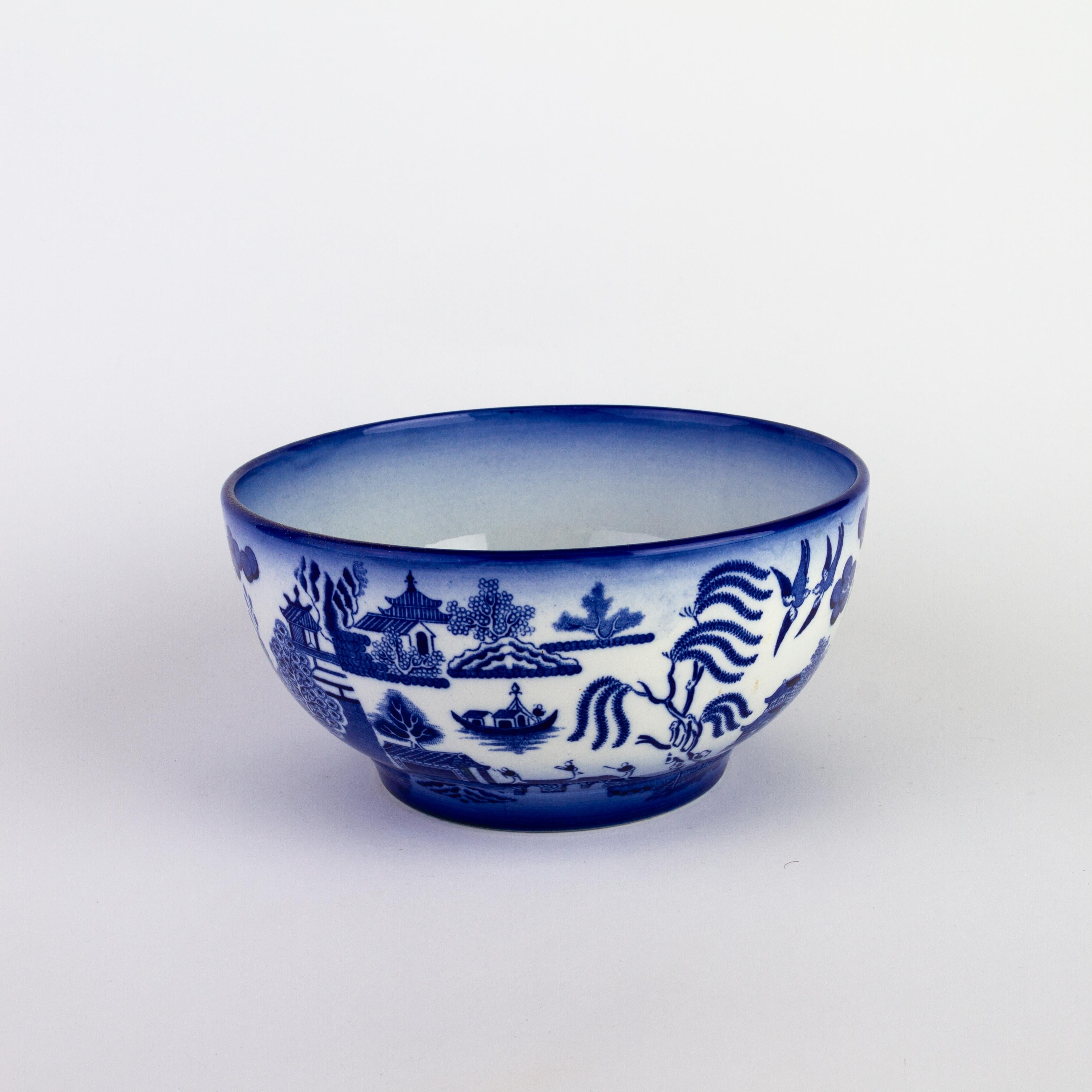 Chinese Pattern Blue & White Porcelain Bowl
Good condition overall, as seen.

Free international shipping.
