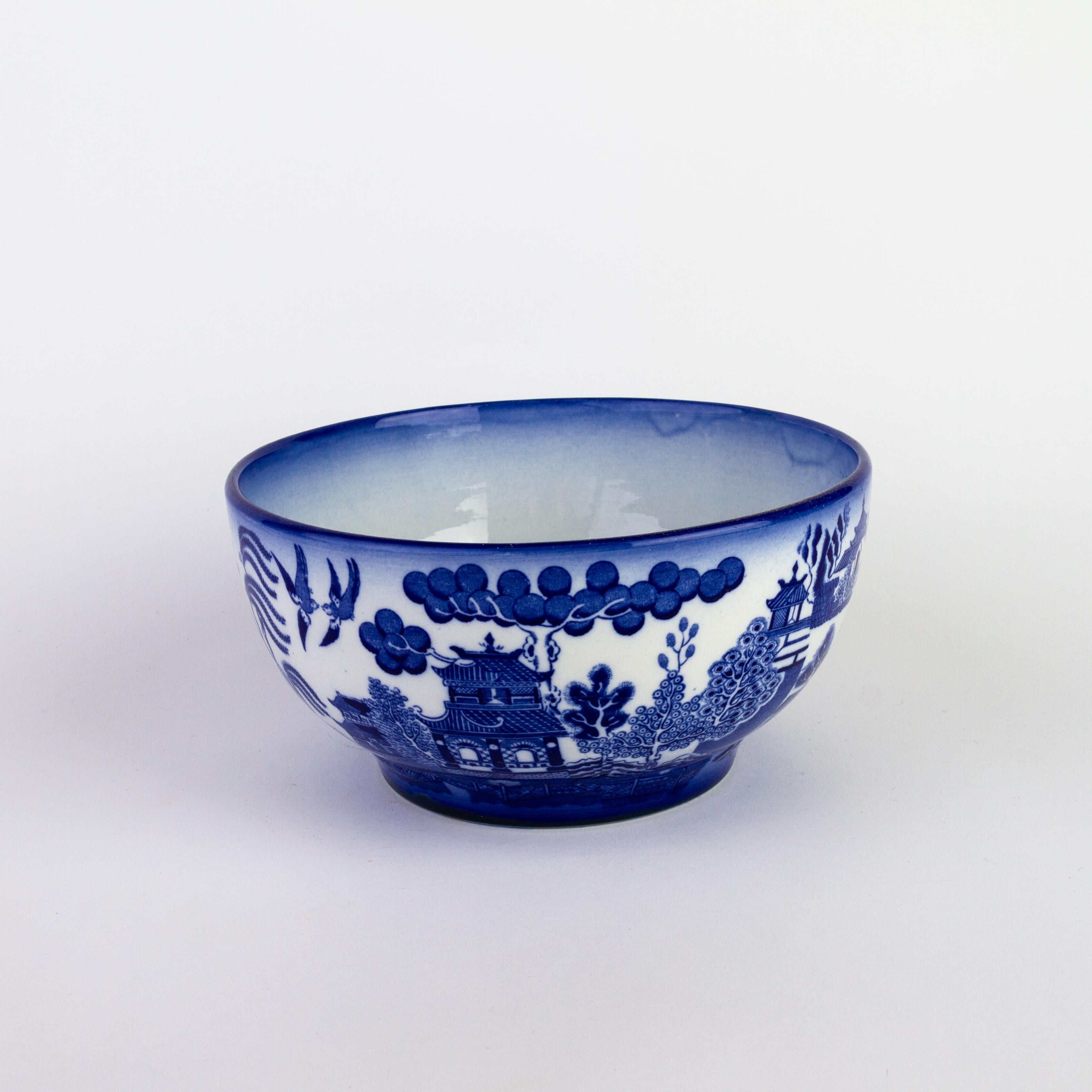 Chinese Willow Pattern Blue & White Porcelain Bowl In Good Condition For Sale In Nottingham, GB