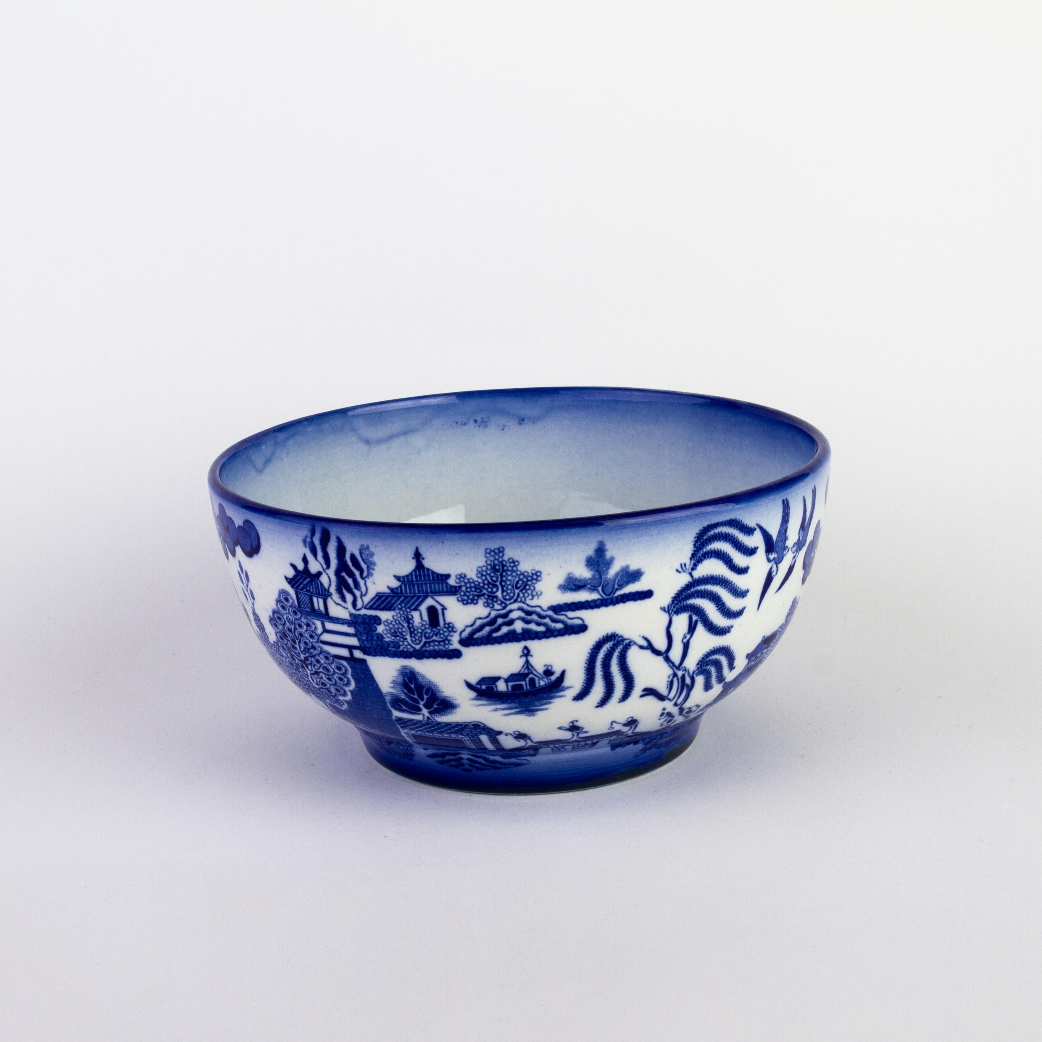 20th Century Chinese Willow Pattern Blue & White Porcelain Bowl For Sale