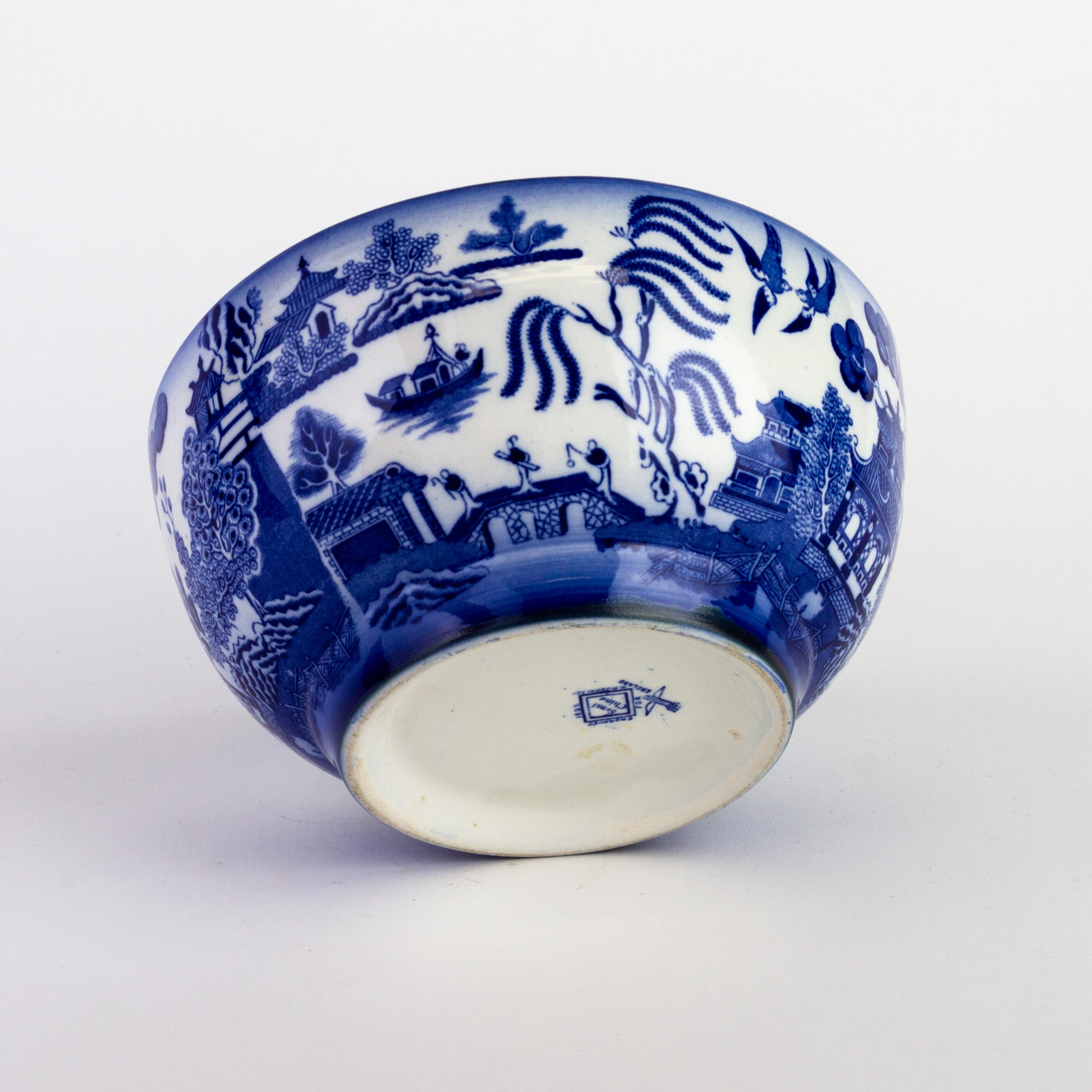 Chinese Willow Pattern Blue & White Porcelain Bowl For Sale 2