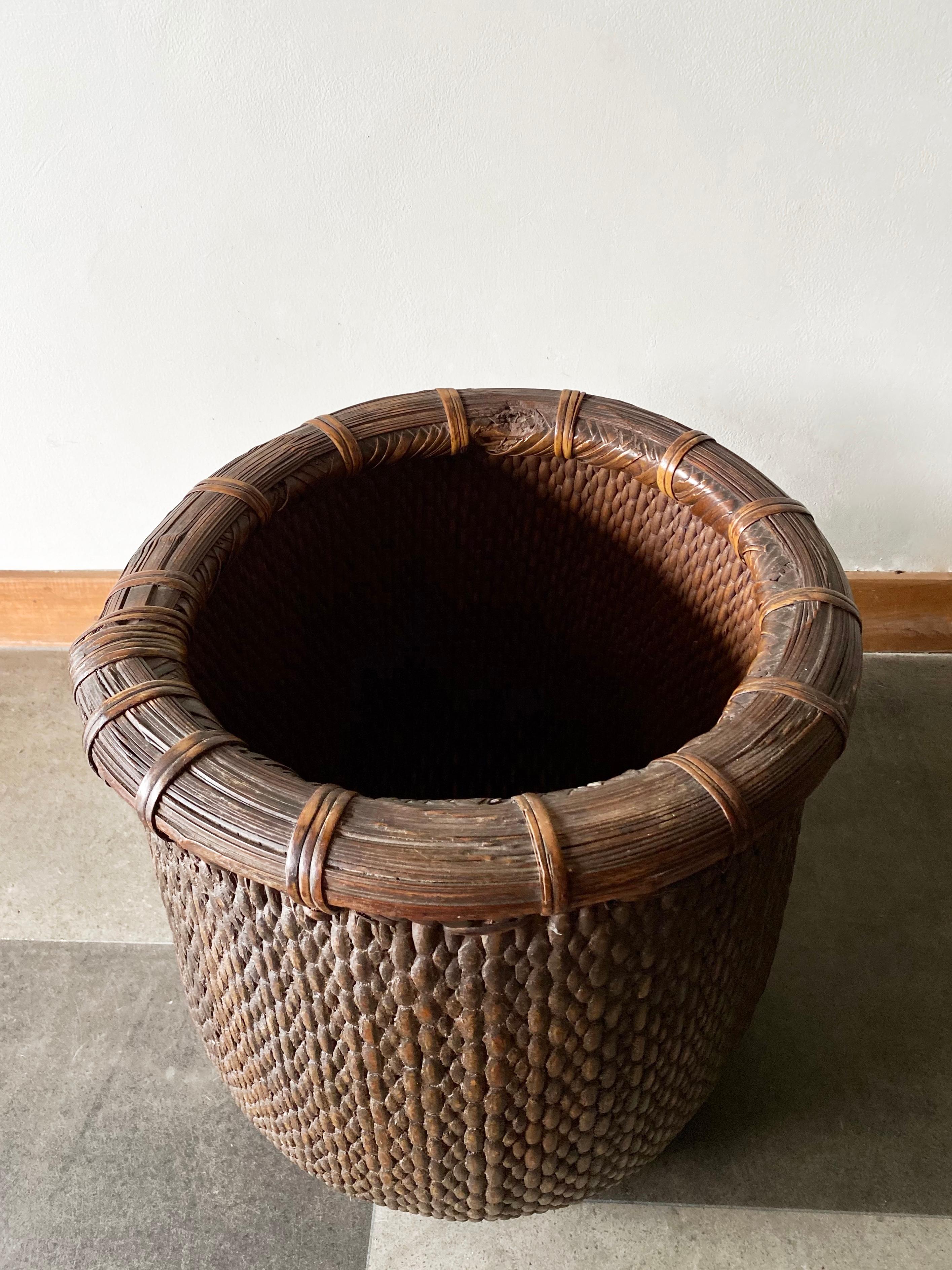 Chinese Willow Reed Grain Basket, Mid-20th Century In Good Condition In Jimbaran, Bali