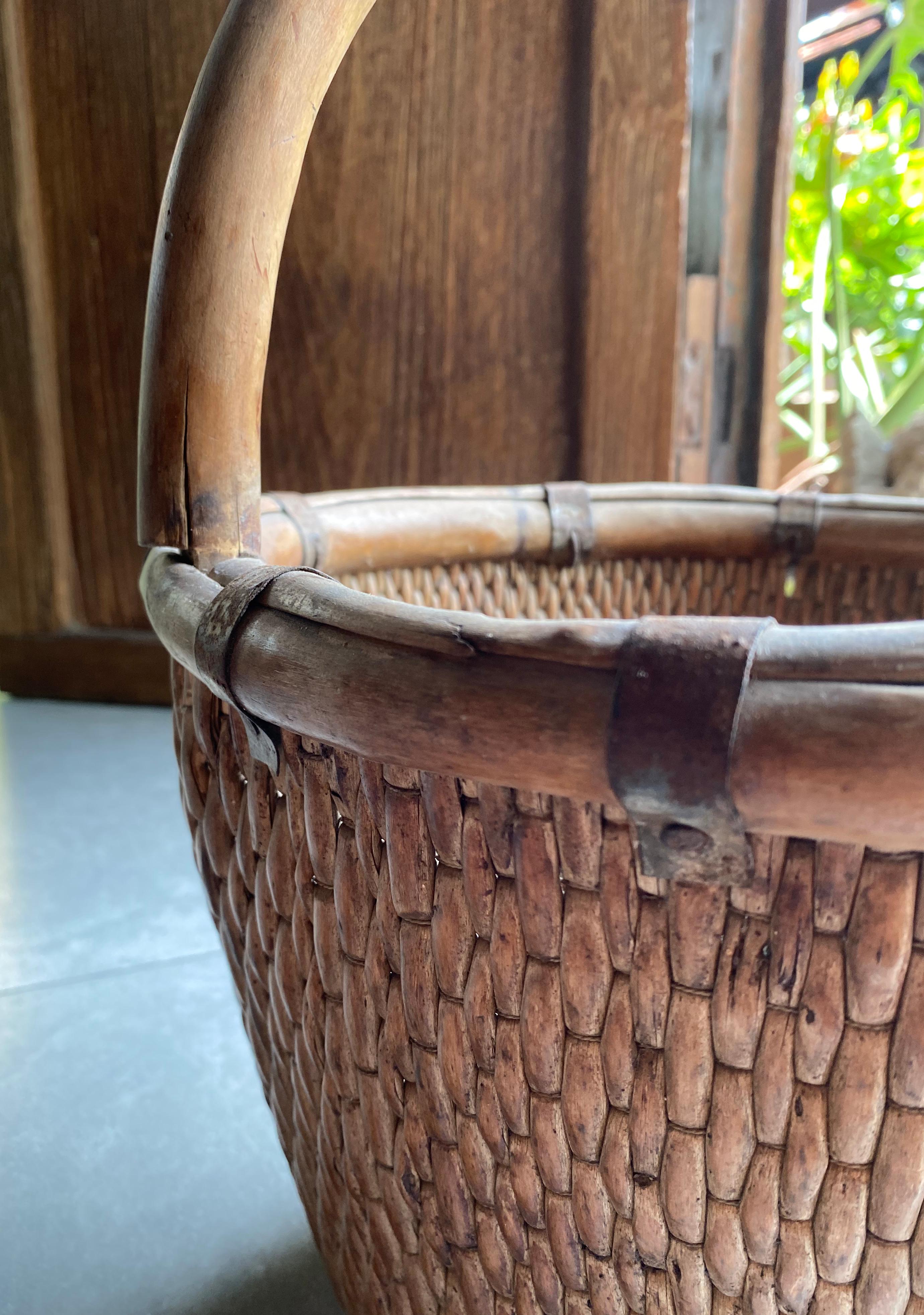 Fait main Panier chinois à grains de Willow and Reed avec anse, milieu du 20e siècle