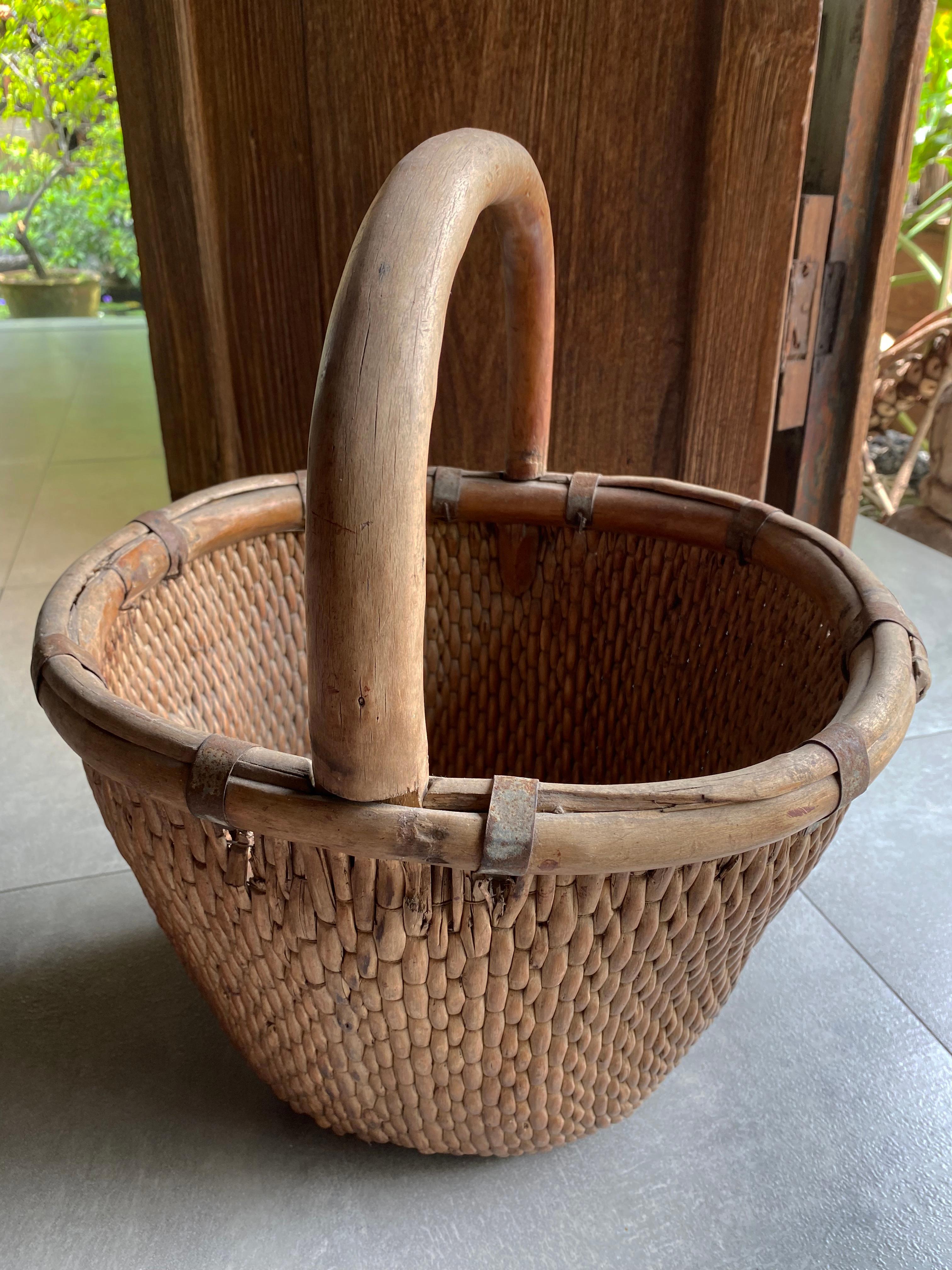 Bois Panier chinois à grains de Willow and Reed avec anse, milieu du 20e siècle