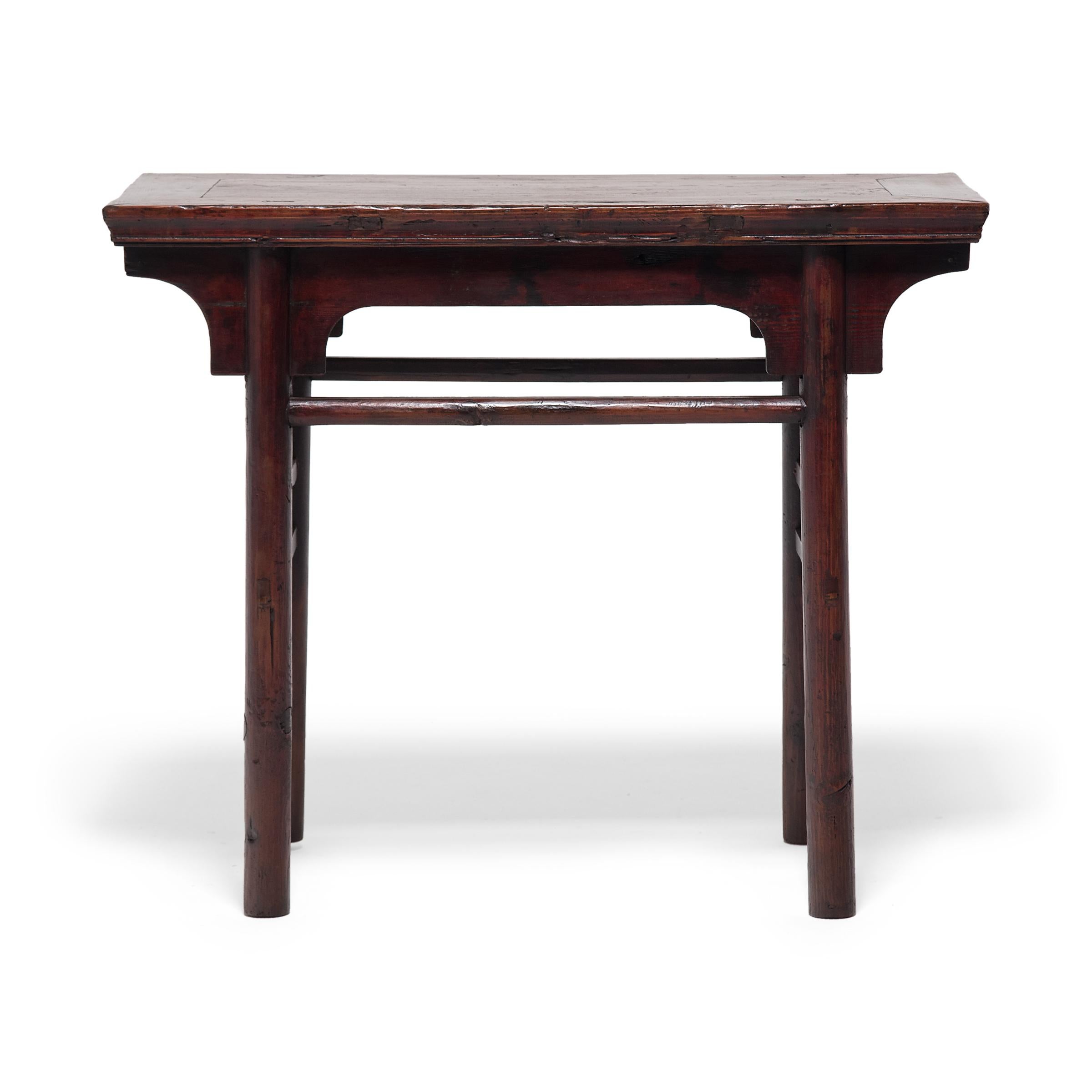 Ideal as a console table in the modern home, this early 20th-century wine table has a classic design, featuring rounded legs, simple curved spandrels, and straight stretcher bars. Placed throughout the Qing-dynasty home, recessed leg side tables