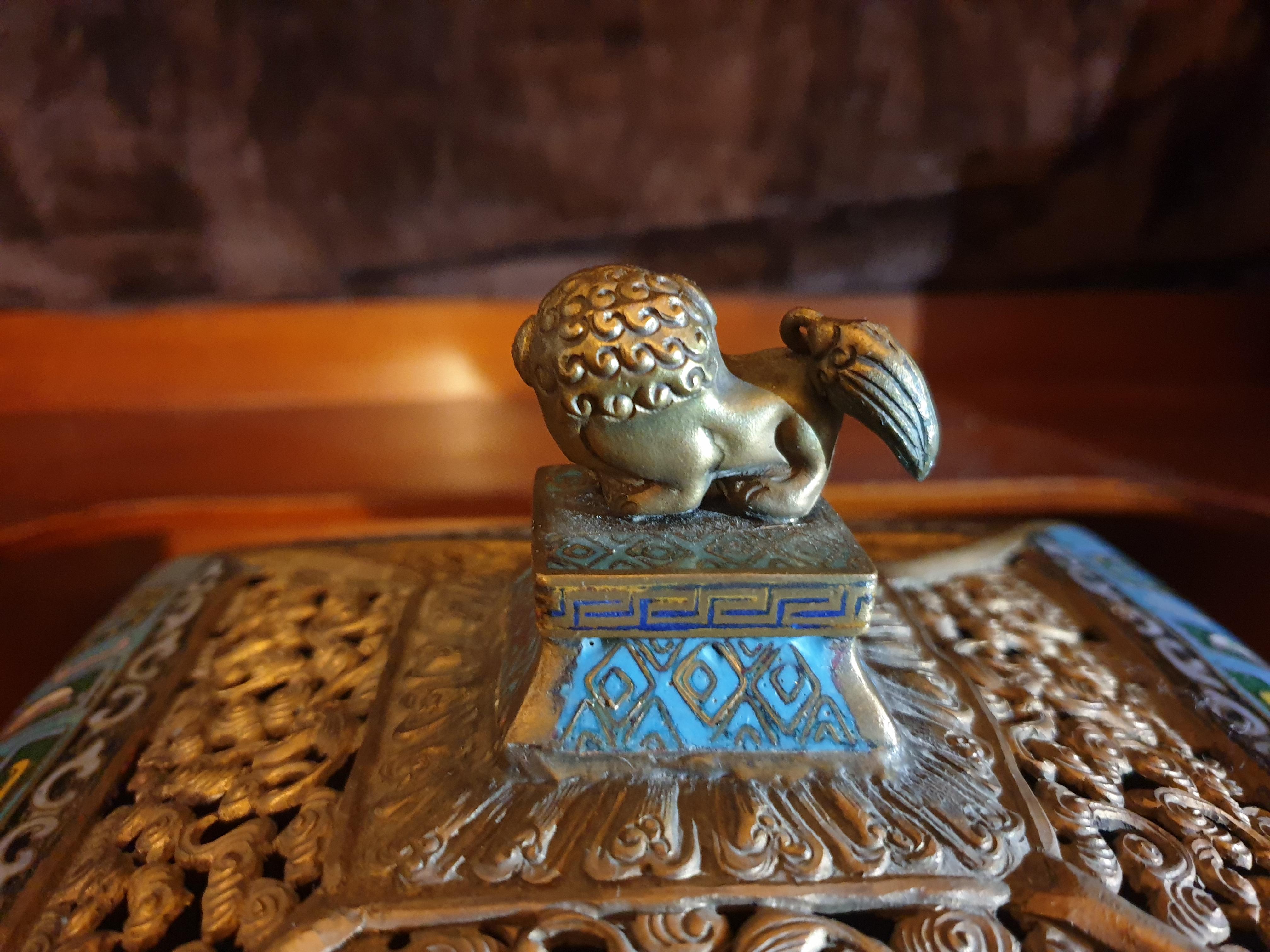 Chinese Winged Lion Reticulated Cloisonné Qing Dynasty Incense Burner 18th Cen In Good Condition For Sale In London, GB