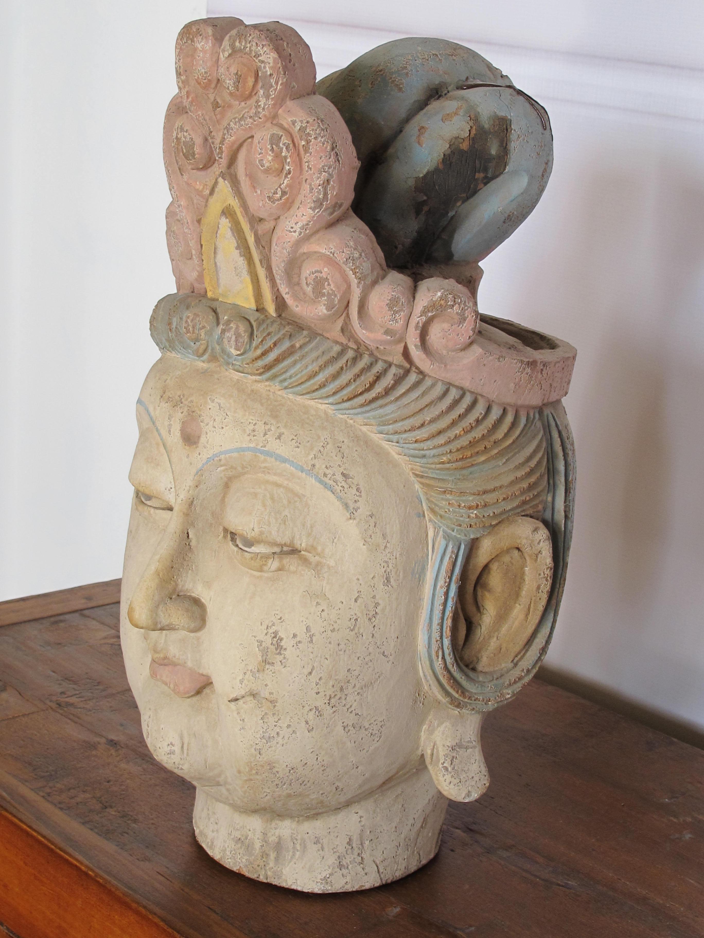 Chinese Wood Guan Yin Head with Multi-Color Headdress (Chinesischer Export) im Angebot