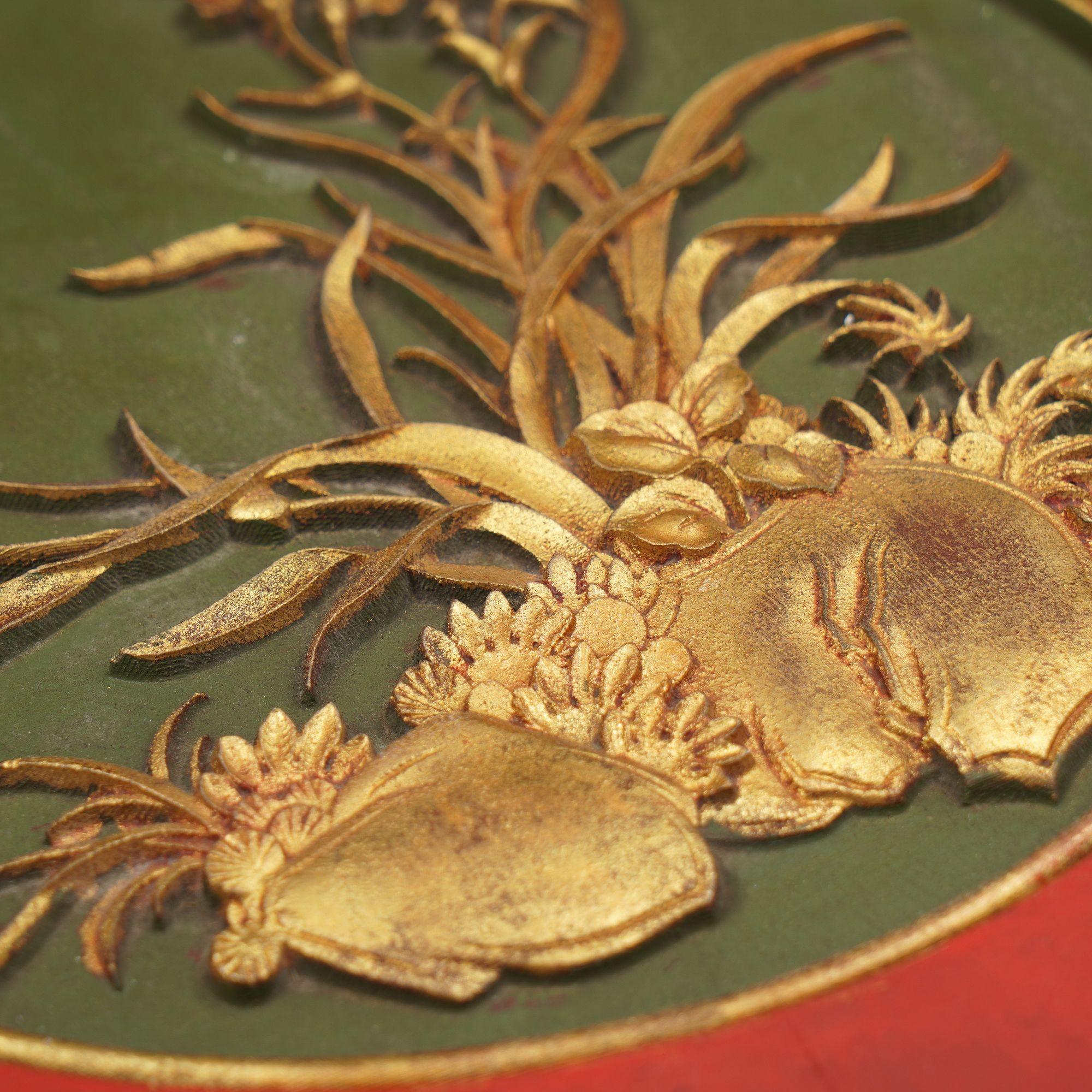 Chinesische Holzplatte aus Holz mit geschnitztem Lack und vergoldeter Kartusche, 1800er Jahre im Zustand „Gut“ im Angebot in Kenilworth, IL