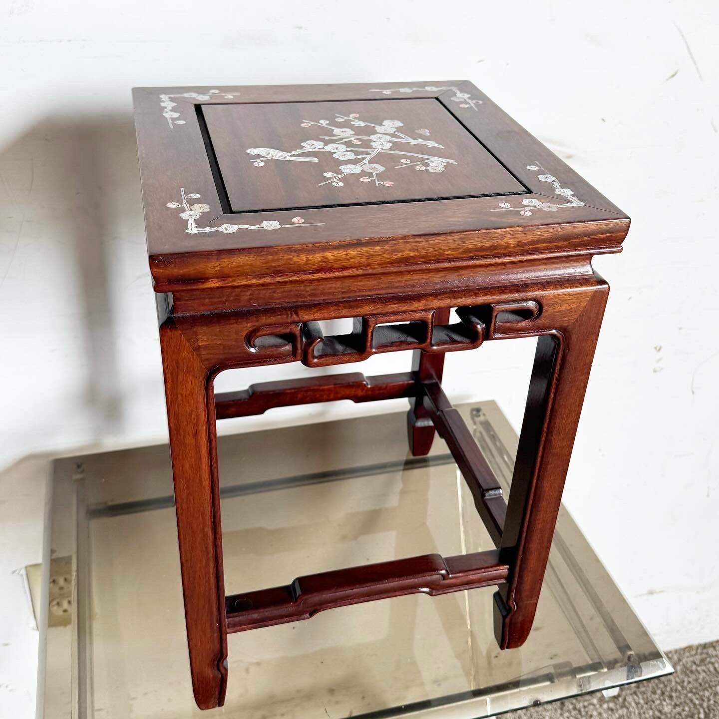 Découvrez l'élégance de l'artisanat traditionnel avec ce guéridon chinois en bois et incrustations de nacre. Dotée d'une riche base en bois et d'incrustations complexes de nacre représentant des motifs traditionnels, cette pièce témoigne de la