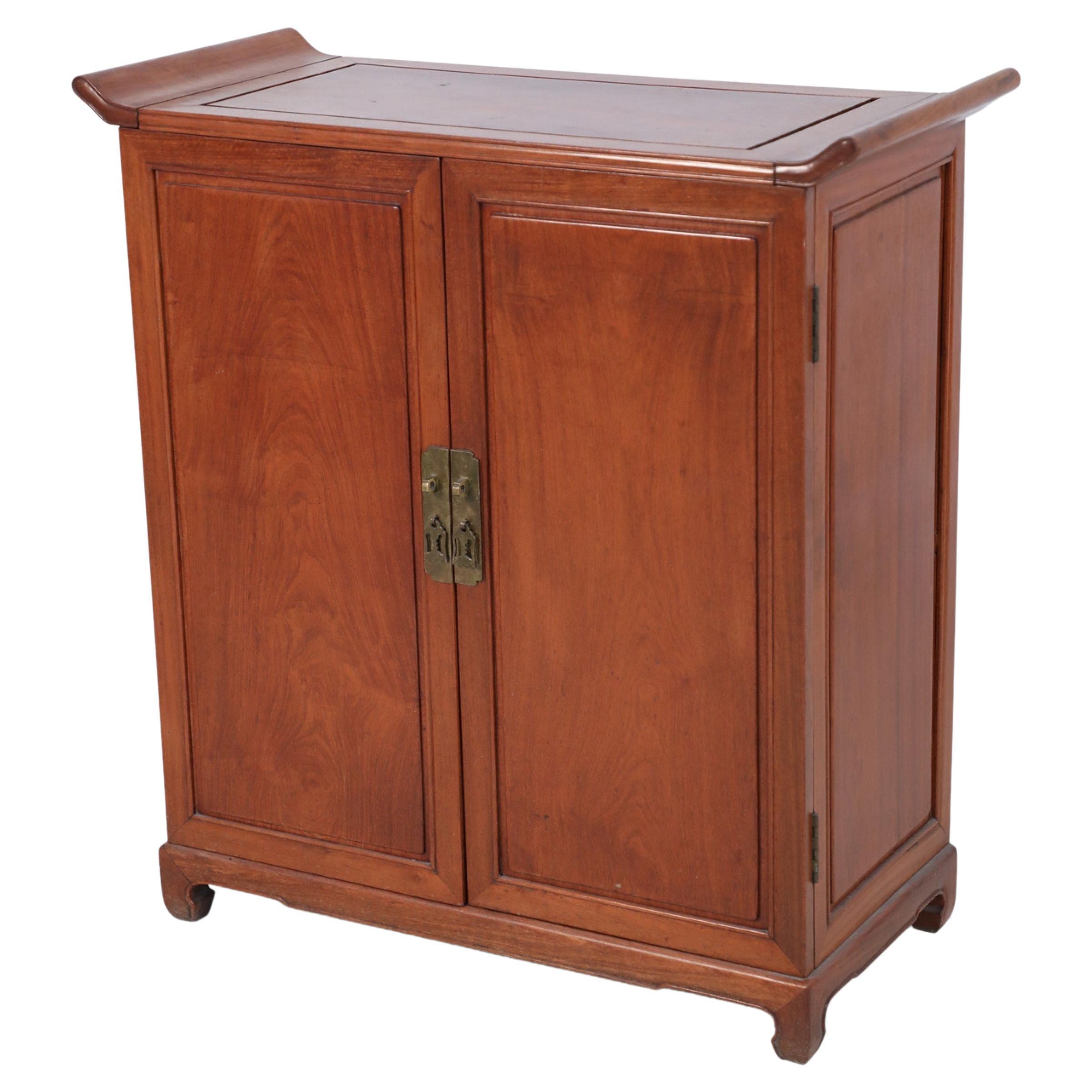 Chinesischer Holzbarschrank mit Shou-Schnitzereien im Angebot