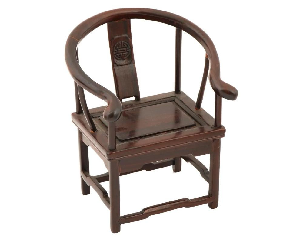 Sillas y mesa chinas de madera para casa de muñecas siglo XIX en venta