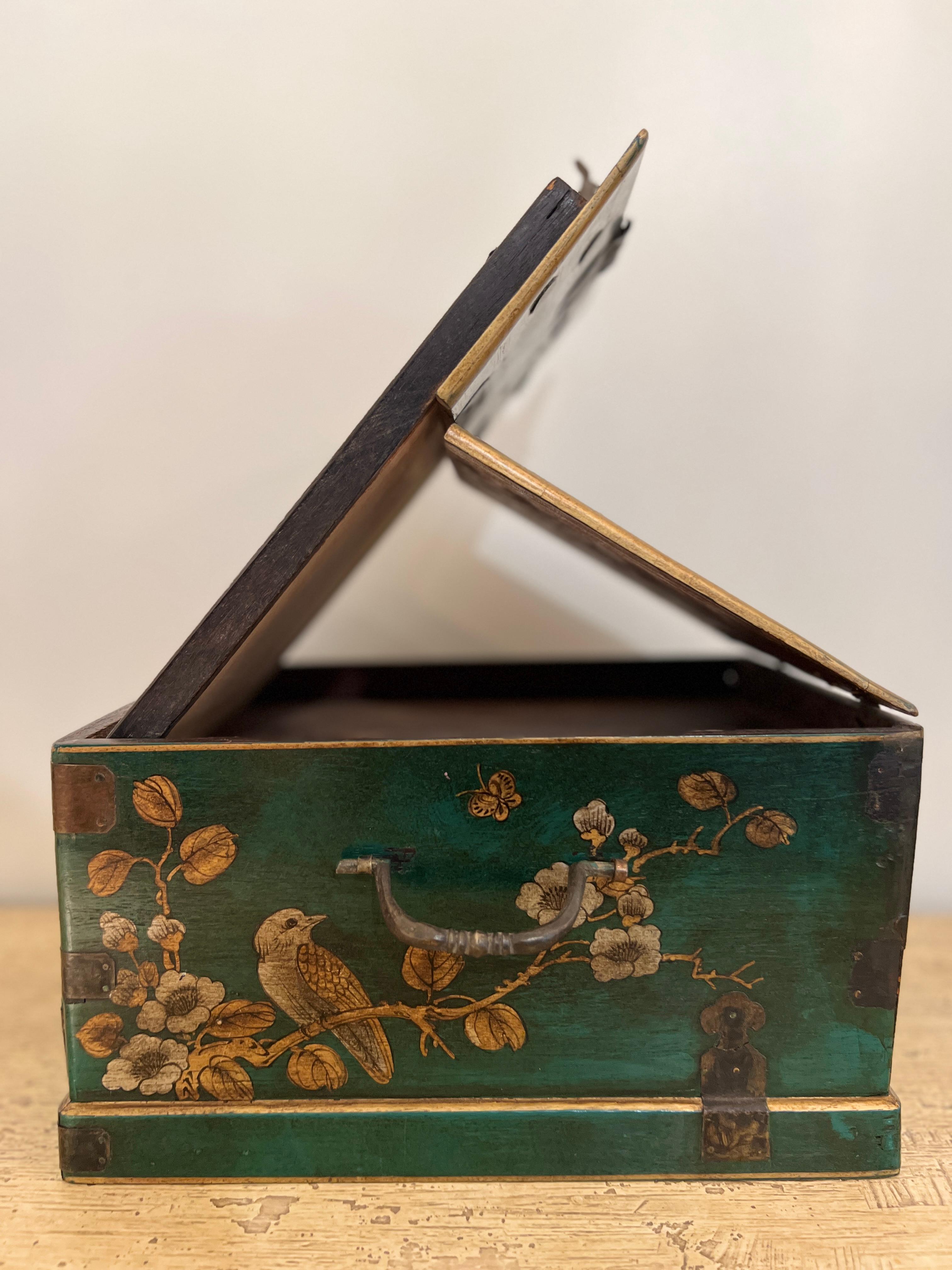 Ancienne boîte à bijoux chinoise en bois, un chef-d'œuvre d'incrustation complexe. Fabriqué à la main par des artisans qualifiés, il allie l'authenticité de l'artisanat chinois à une fonctionnalité polyvalente. Ce coffre intemporel est à la fois un
